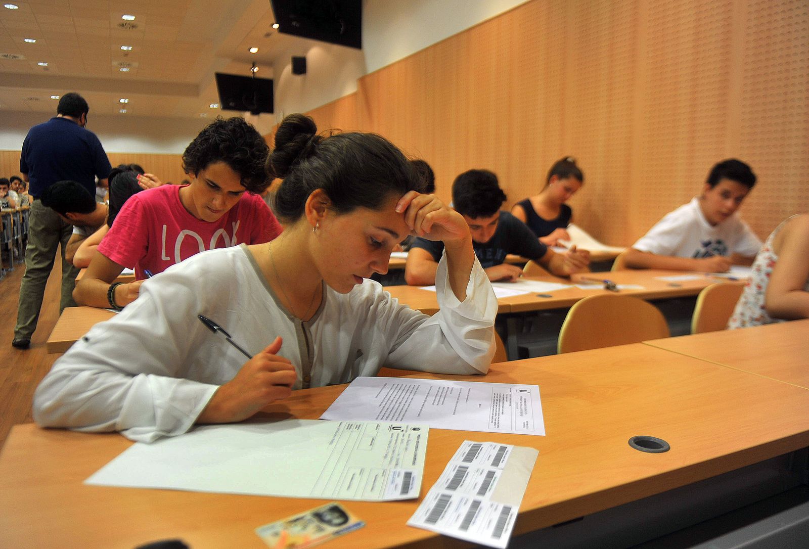 Alumnos durante un examen de selectividad en Córdoba.