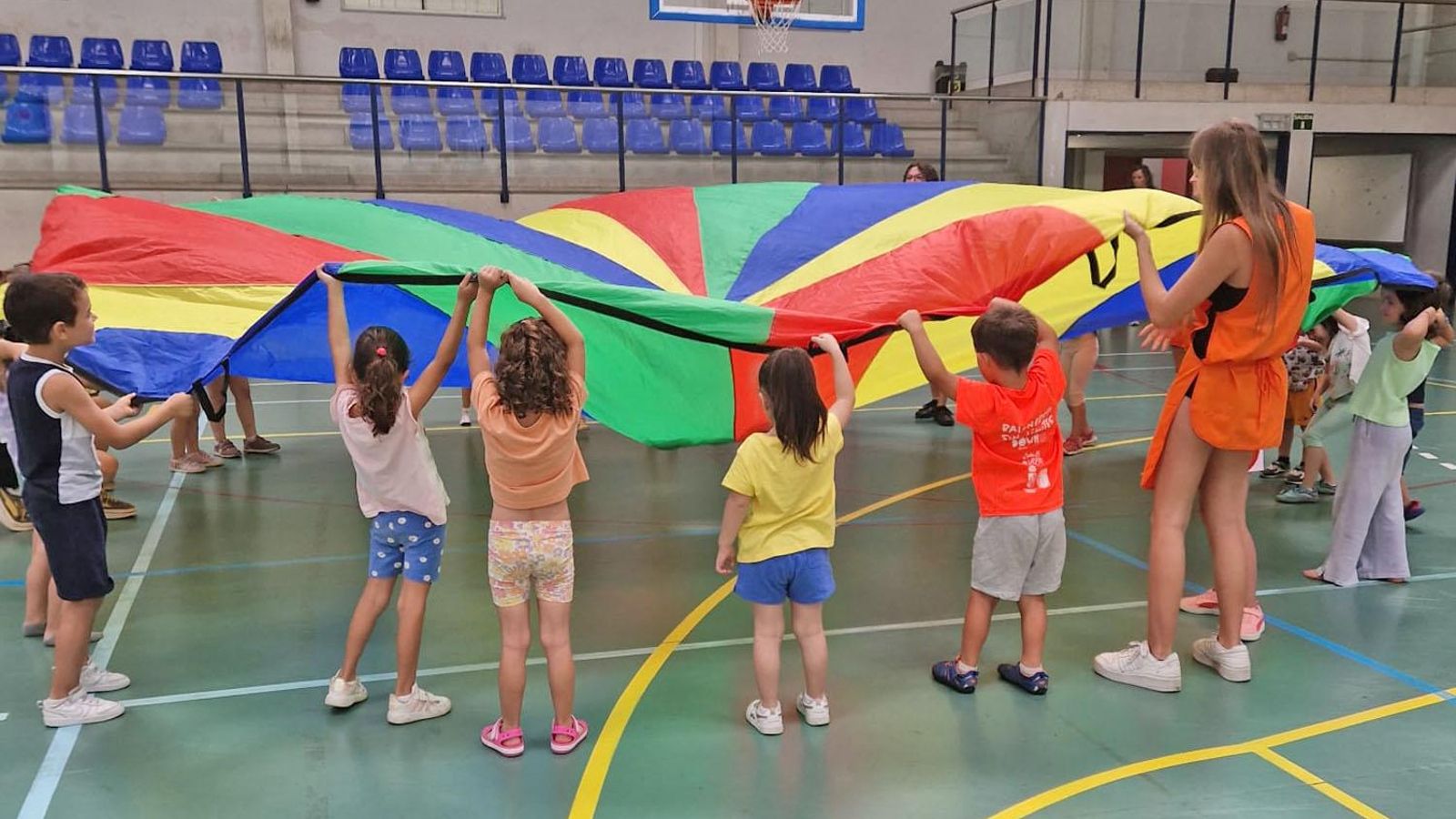 Las actividades están adaptadas según las edades de los participantes: escalada en rocódromo, excursiones y juegos de habilidad...