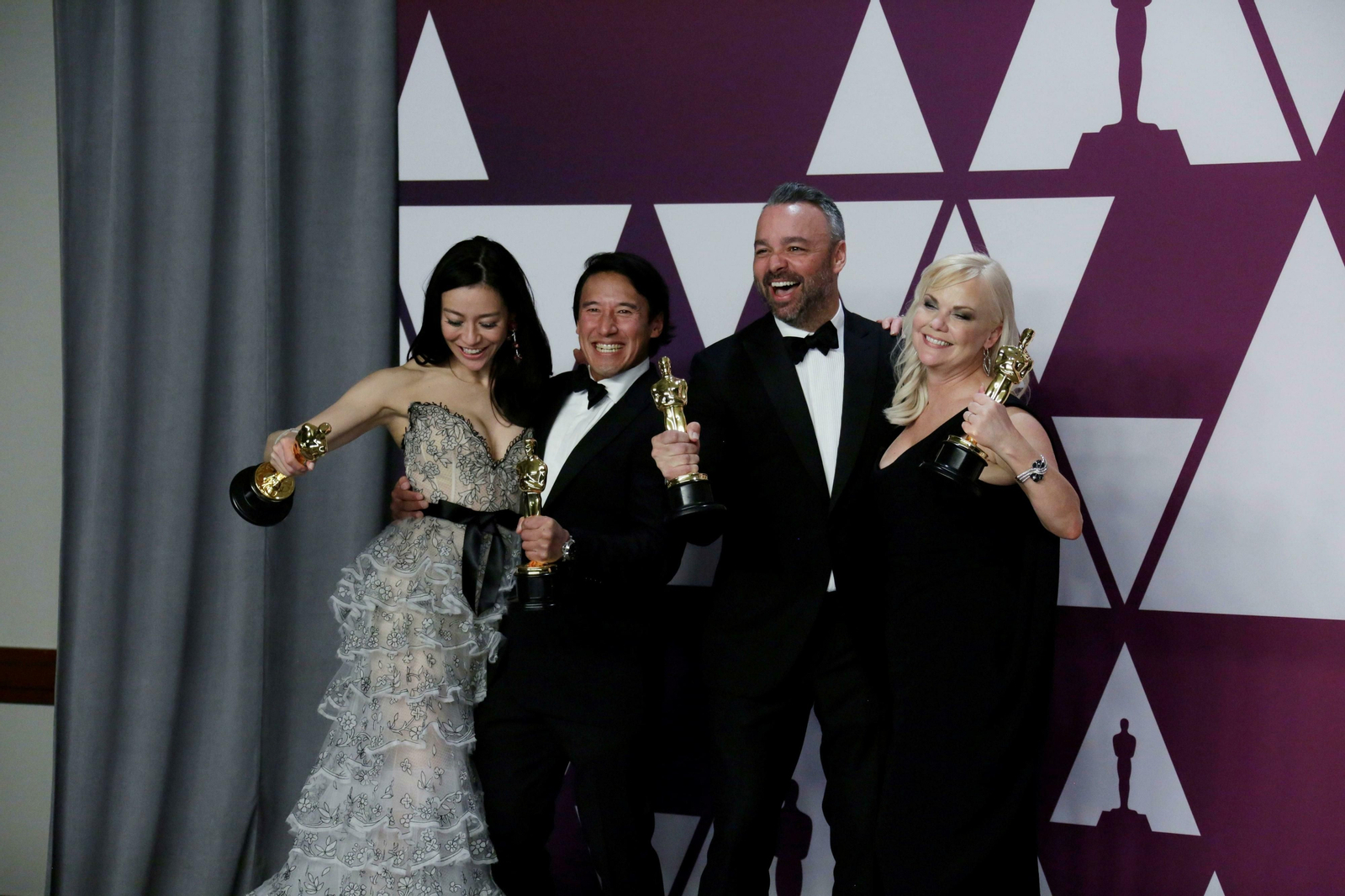 Elizabeth Chai Vasarhelyi, Jimmy Chin, Evan Hayes, y Shannon Dill, posan con la estatuilla al mejor documental por 'Free Solo'