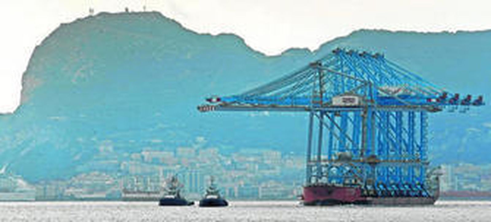 El 'Zhen Hua 25' con las grúas Triple-E navega en la bahía rumbo al muelle Juan Carlos I, acompañado por remolcadores.