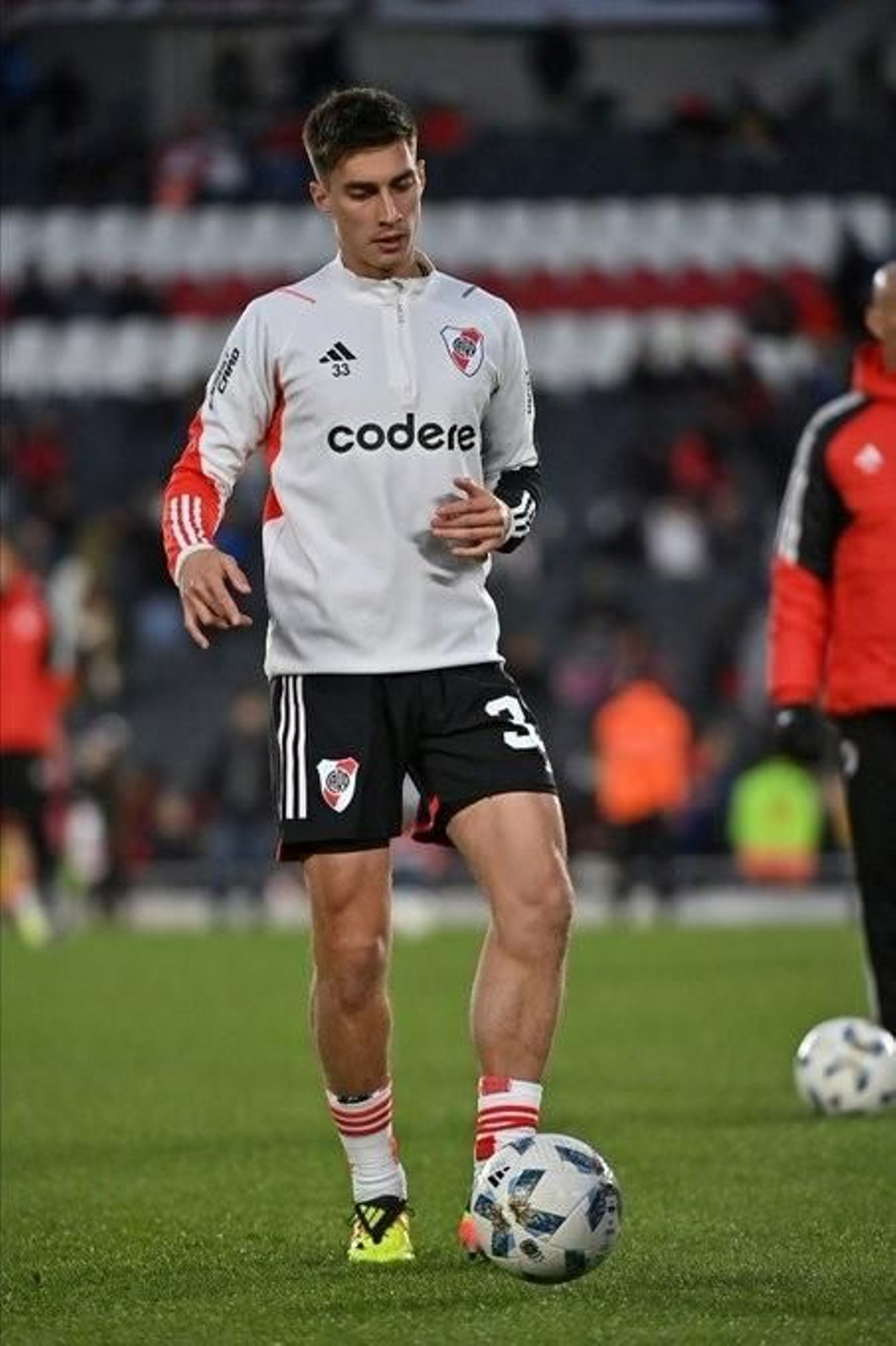 Federico Gattoni calienta en las filas de River Plate.