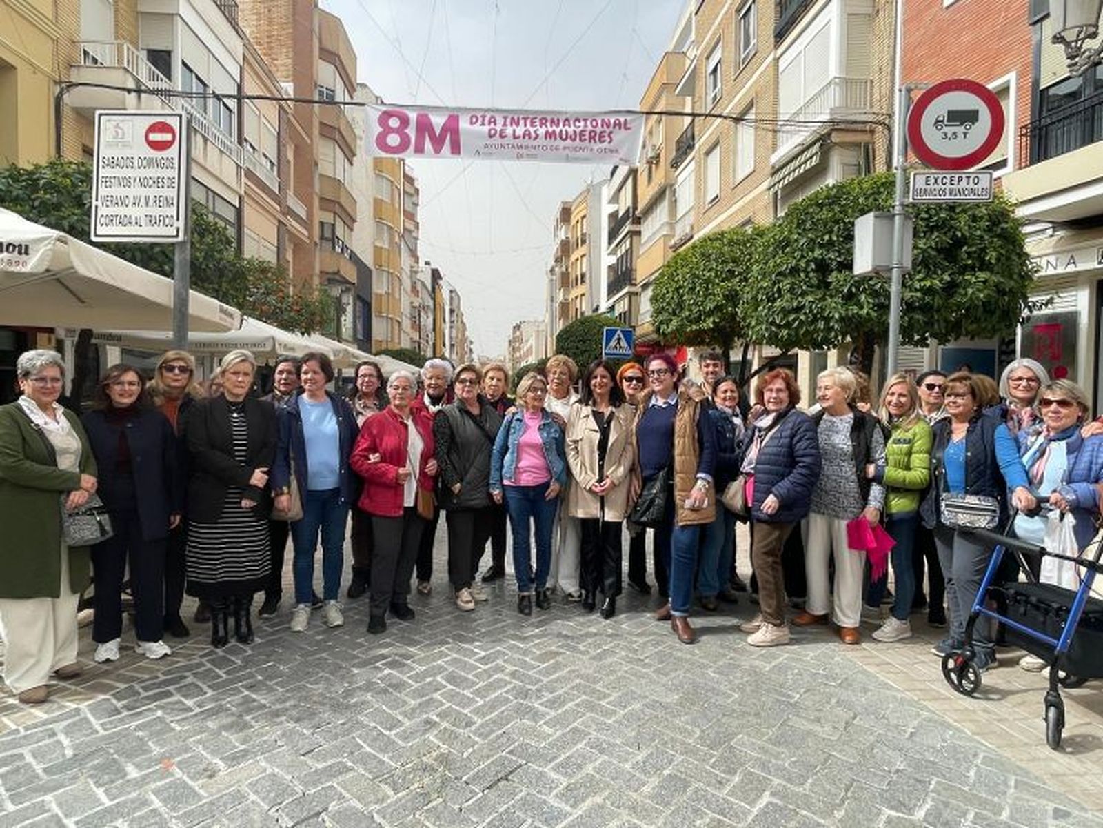 Colocación de la pancarta del 8M en la Matallana, en Puente Genil.