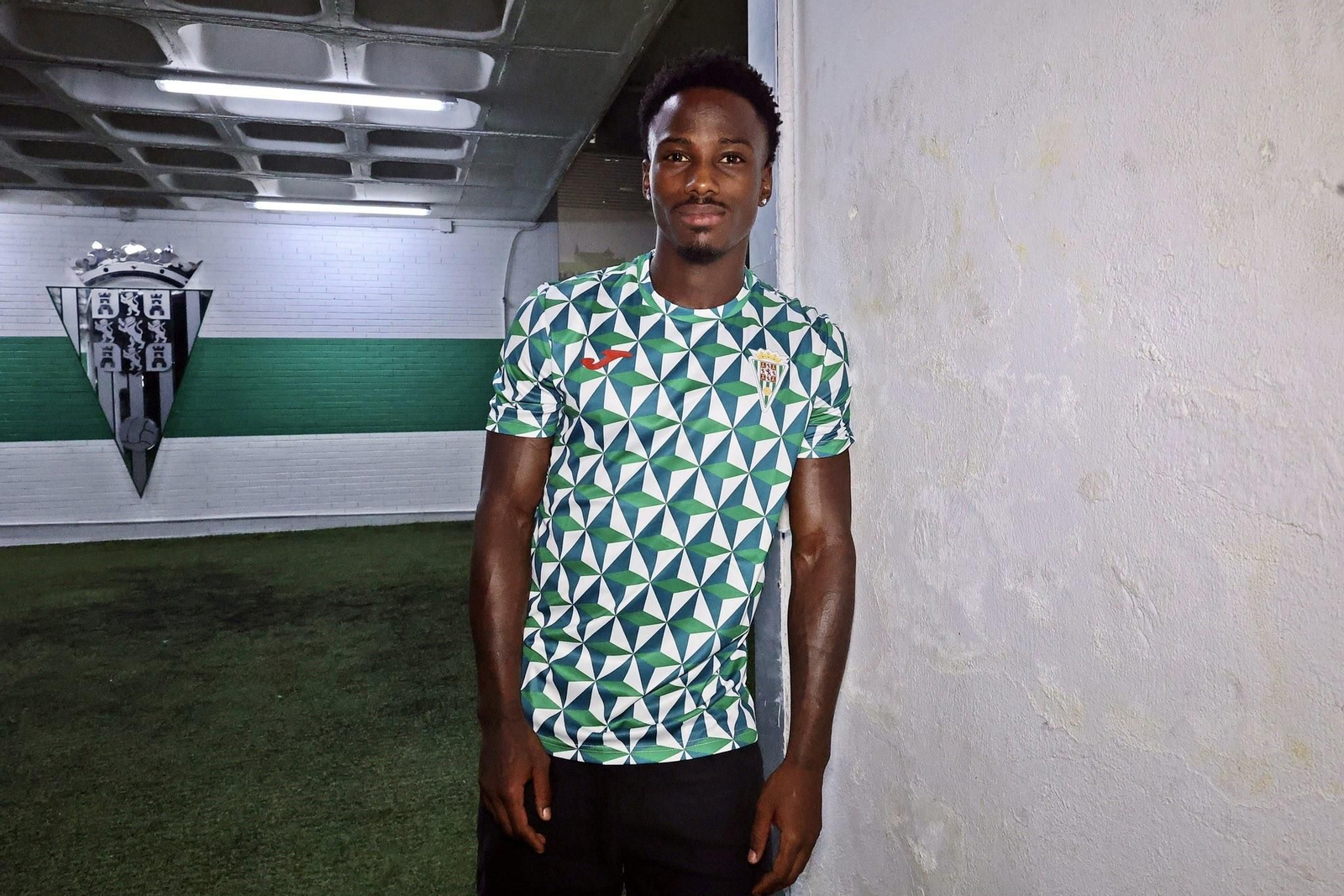 Camiseta de calentamiento del Córdoba CF 2024-25.