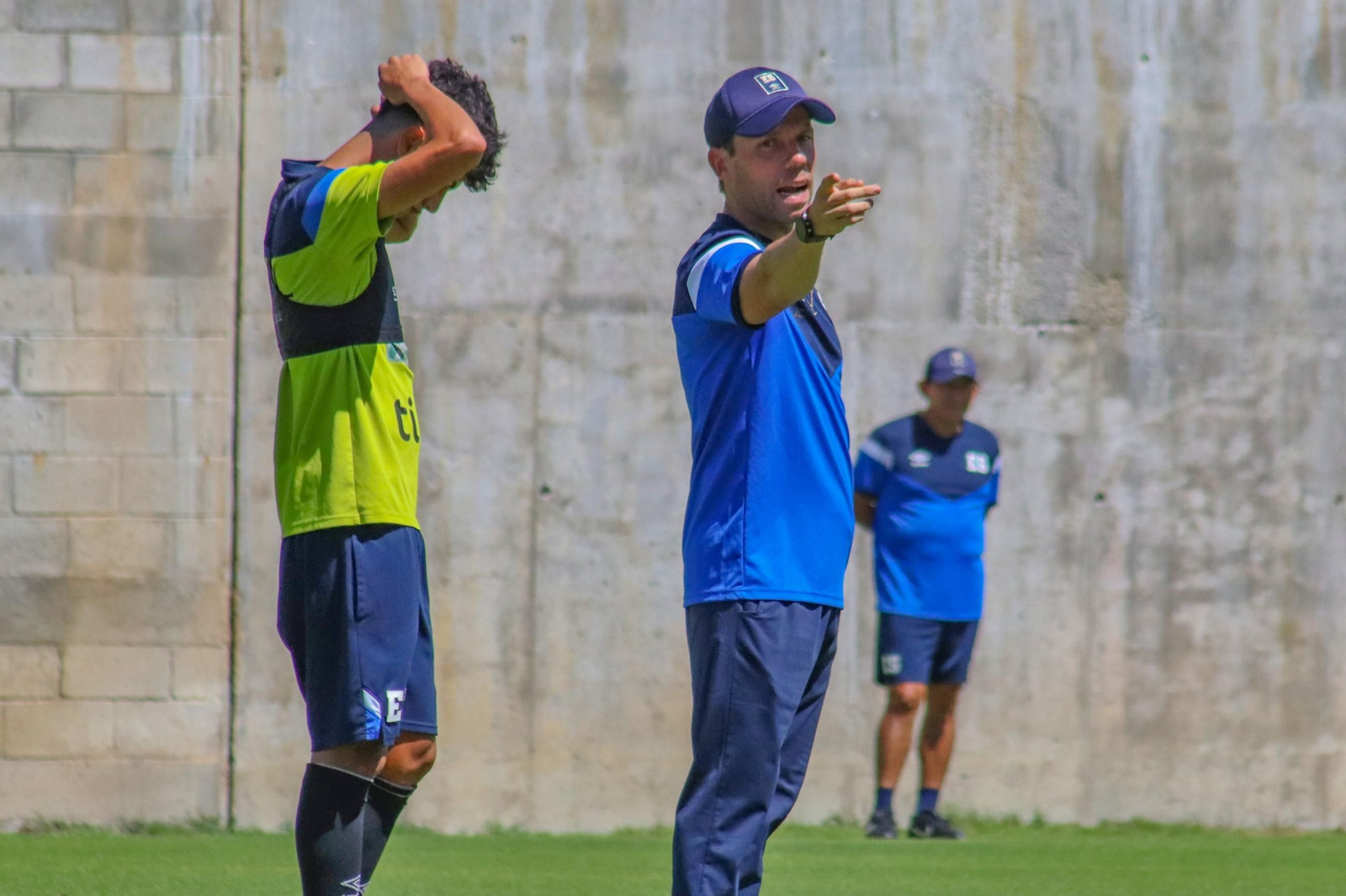 Juan Cortés da indicaciones en un entrenamiento de El Salvador.