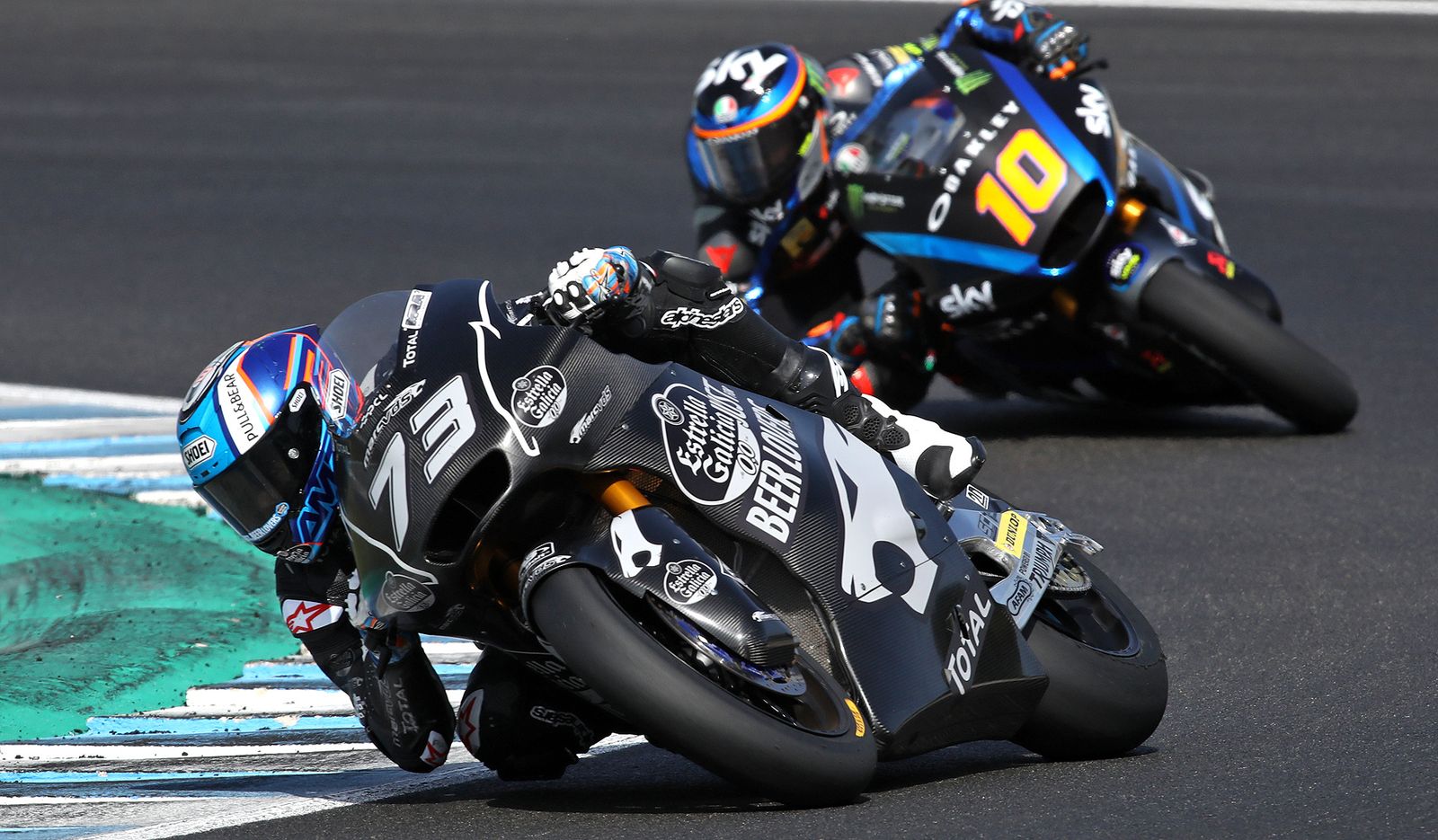 Álex Márquez, rodando por delante de Luca Marini.