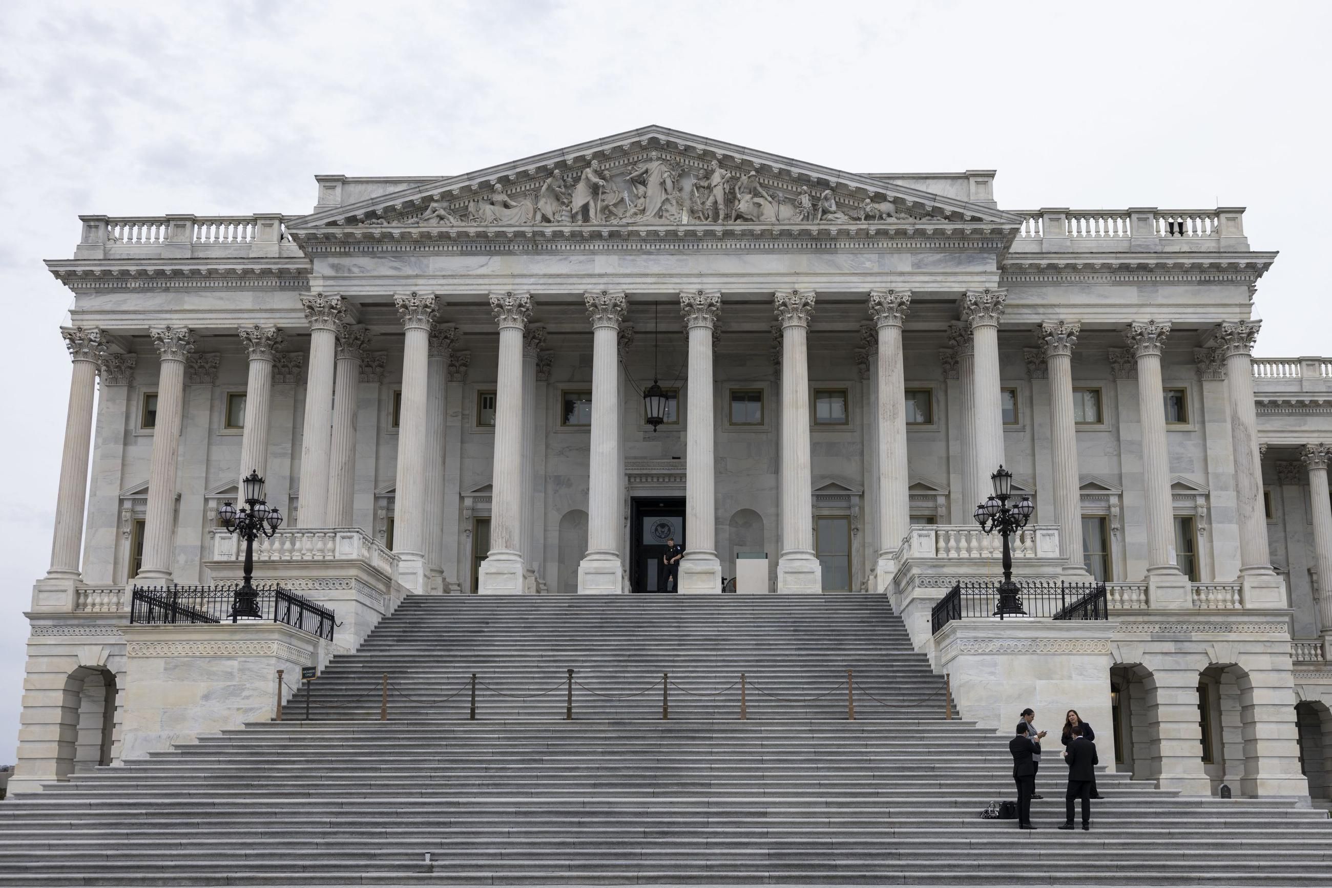 El Senado de Estados Unidos aprueba un acuerdo que allana el camino para reabrir el Gobierno