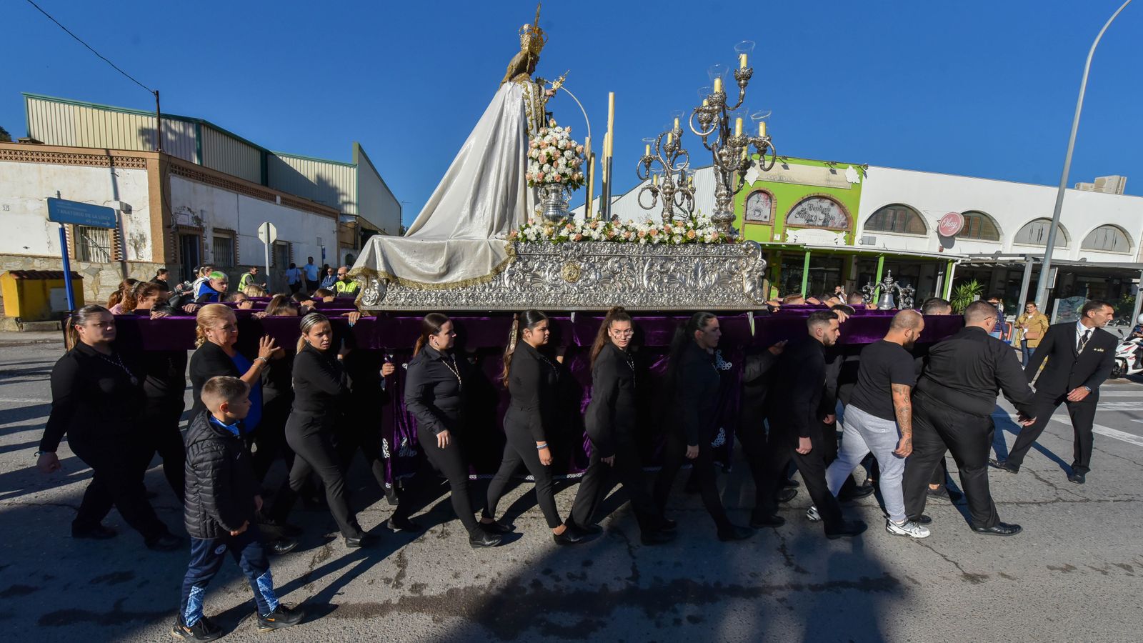 La procesión de la Virgen del Carmen en La Línea por el día de Todos los Santos, en imágenes