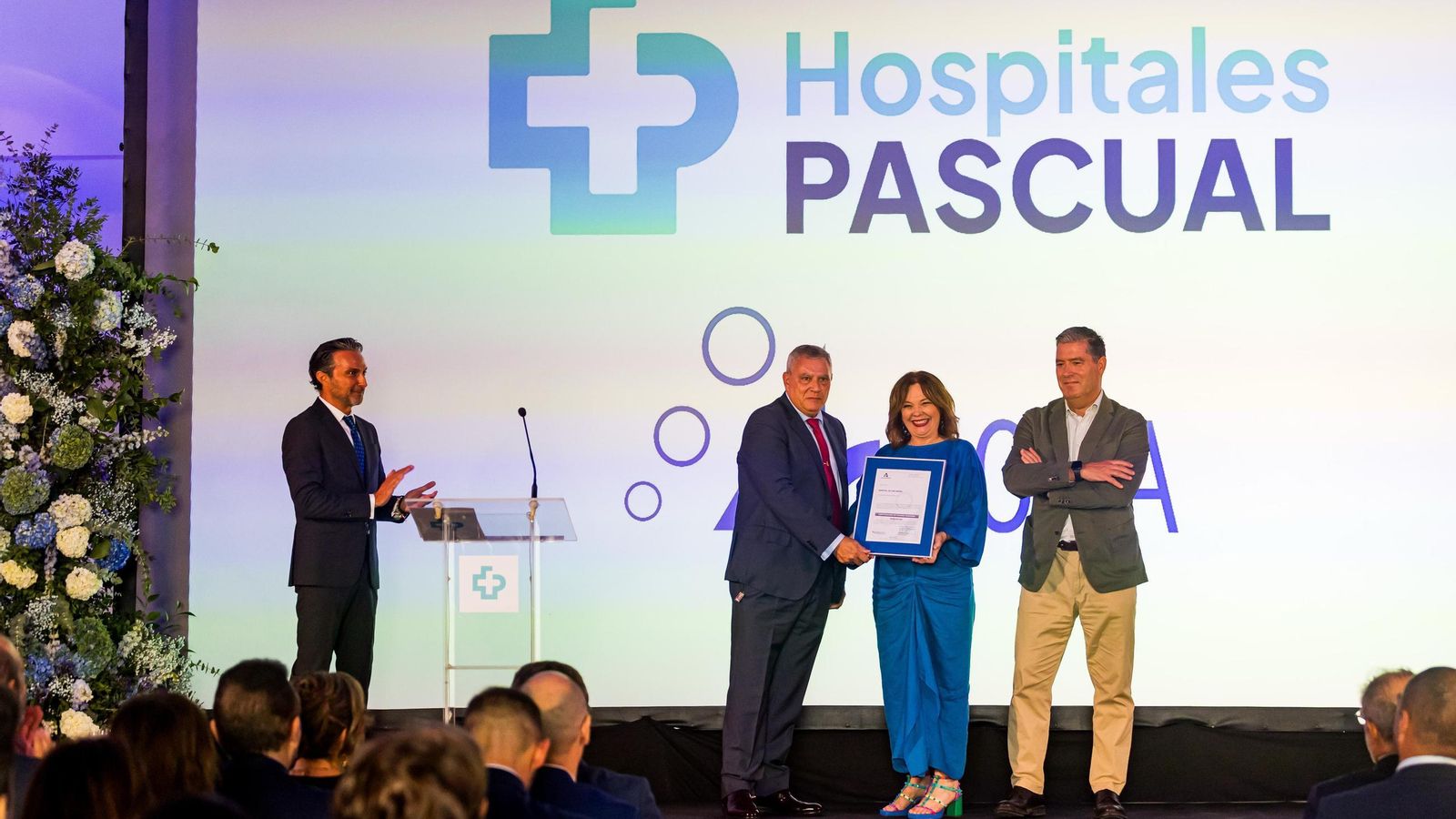 El director médico del hospital San Rafael de Cádiz, Ignacio Ortiz, y la directora de Enfermería, Eva Reyes, recibieron la certificación de calidad 'Óptima' en nombre de la empresa Pascual