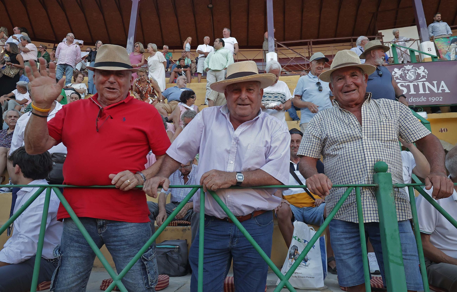 Búscate en la Plaza de Toros 'El Arenal' durante la novilla mixta con picadores del sábado de la Feria de La Línea