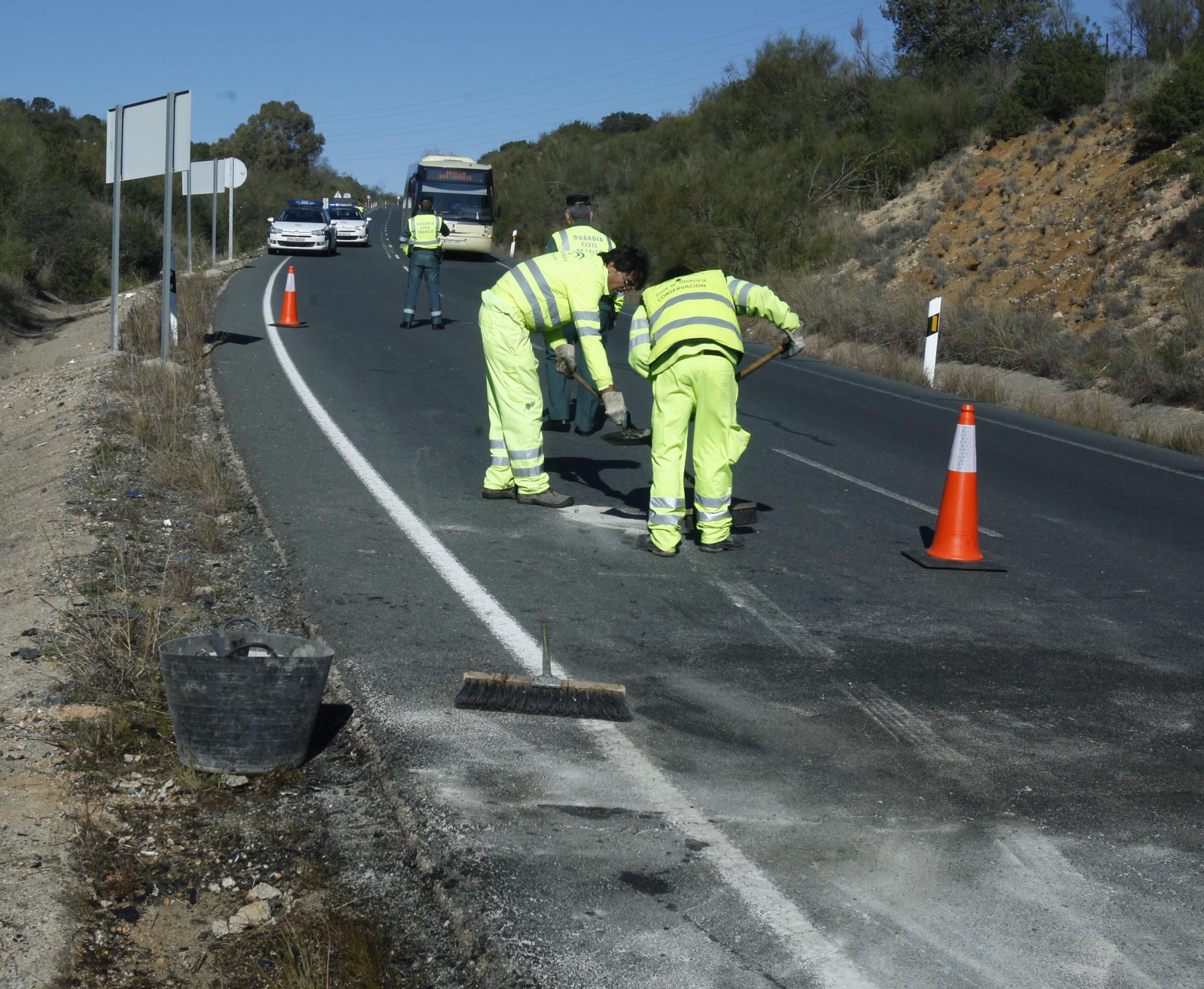 Trabajos en la A-8013 tras el accidente con dos víctimas en 2015 Trabajos en la A-8013 tras el accidente con dos víctimas en 2015