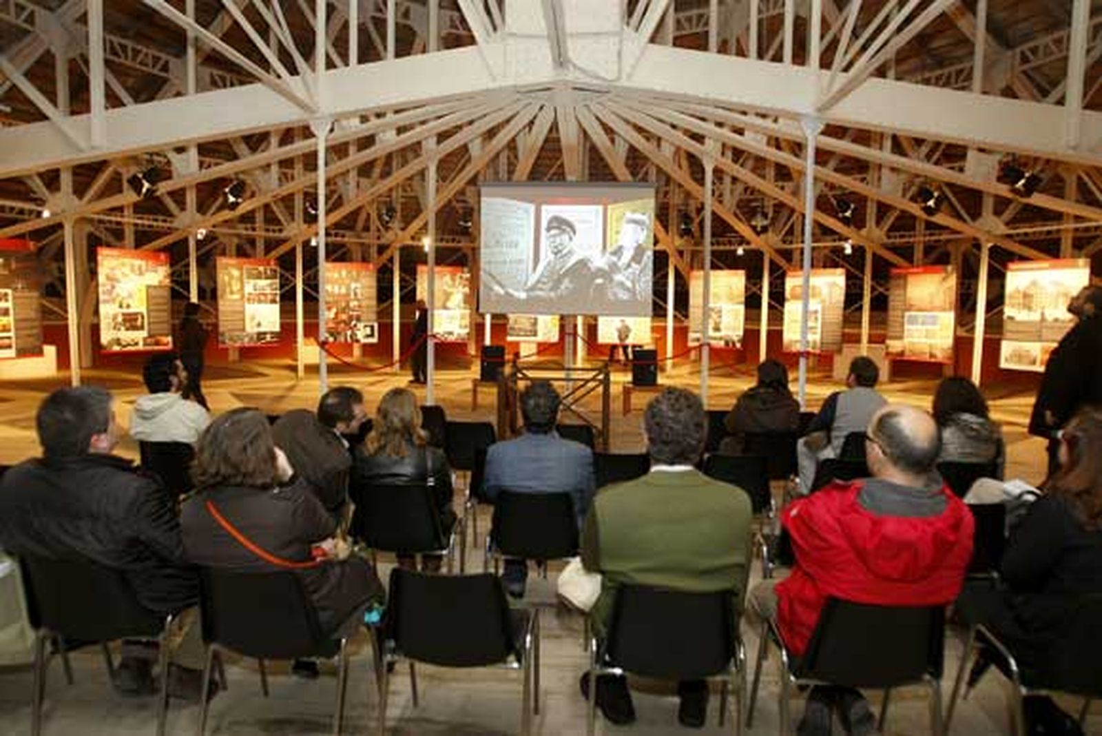 El grueso de la exposición se centra sobre la cubierta del patio de butacas. Aquí se explica mediante paneles y una proyección la historia del Teatro Falla y de la relación del gaditano con la cultura. No hay que perder detalle de la armadura de la cubierta de esta espacio, cuya estructura recrea la quilla de un barco invertido. 

Foto: Jose Braza
