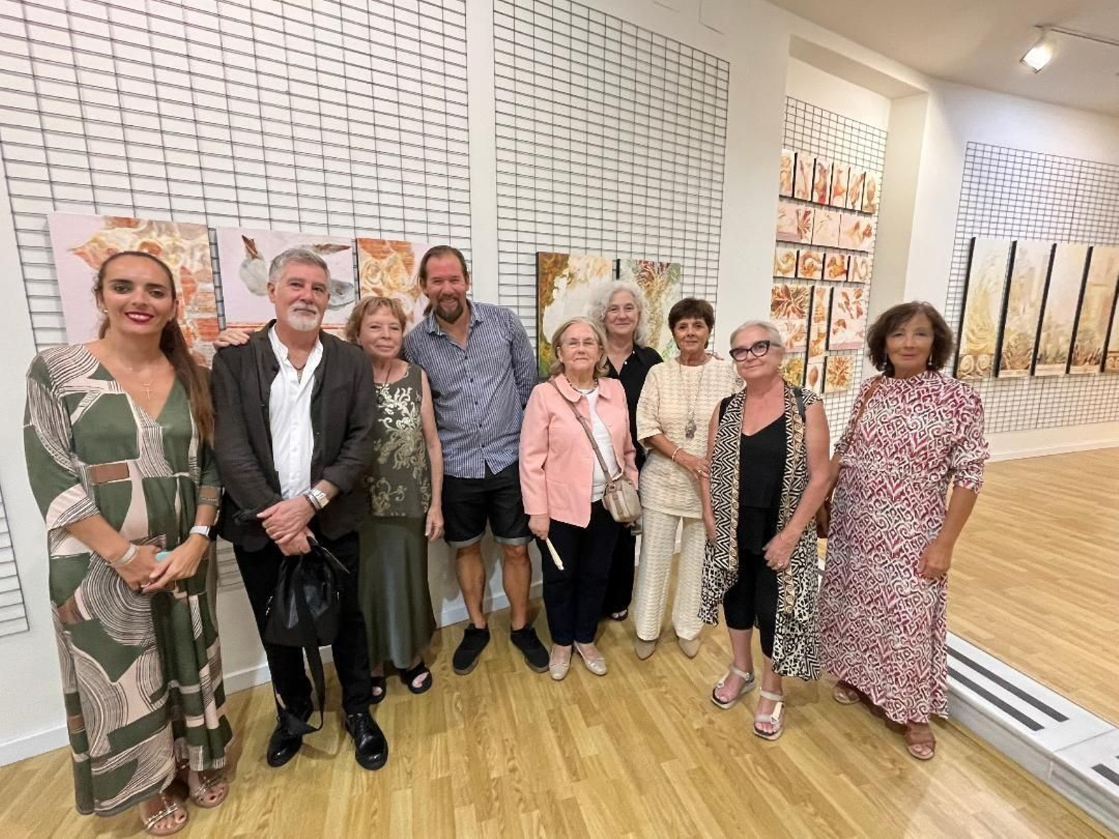 La pintora Candi Garbarino con Lucía Benot, Alfonso Arenas, Hernán González, Caty Tirado, María Luisa Mora, Esperanza Peinado, Lita Mora y María Antonia Colón durante la inauguración en la Galería Benot. La pintora Candi Garbarino con Lucía Benot, Alfonso Arenas, Hernán González, Caty Tirado, María Luisa Mora, Esperanza Peinado, Lita Mora y María Antonia Colón durante la inauguración en la Galería Benot.