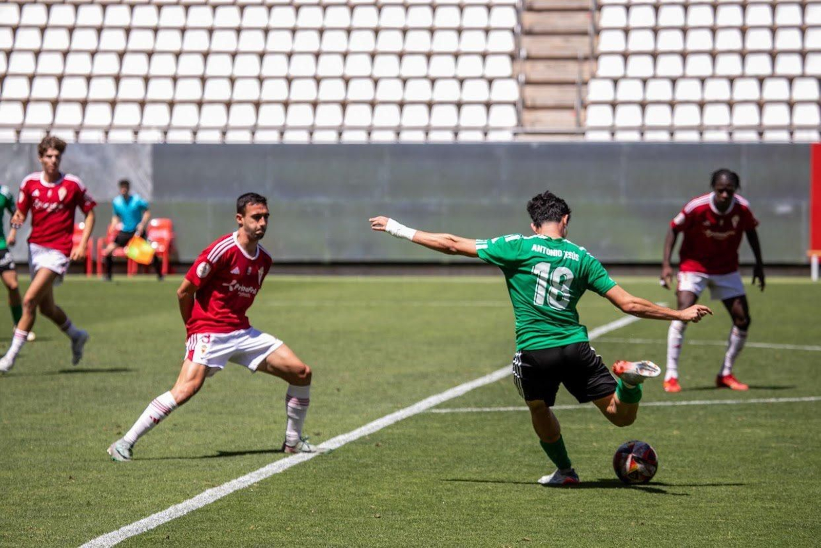 El nuevo futbolista del conjunto se dispone a realizar un disparo durante un encuentro de su etapa en el Cieza.