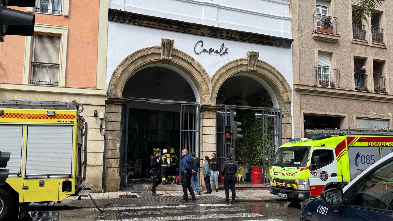 Bomberos acuden al restaurante Cameló por aviso de fuego. Bomberos acuden al restaurante Cameló por aviso de fuego.