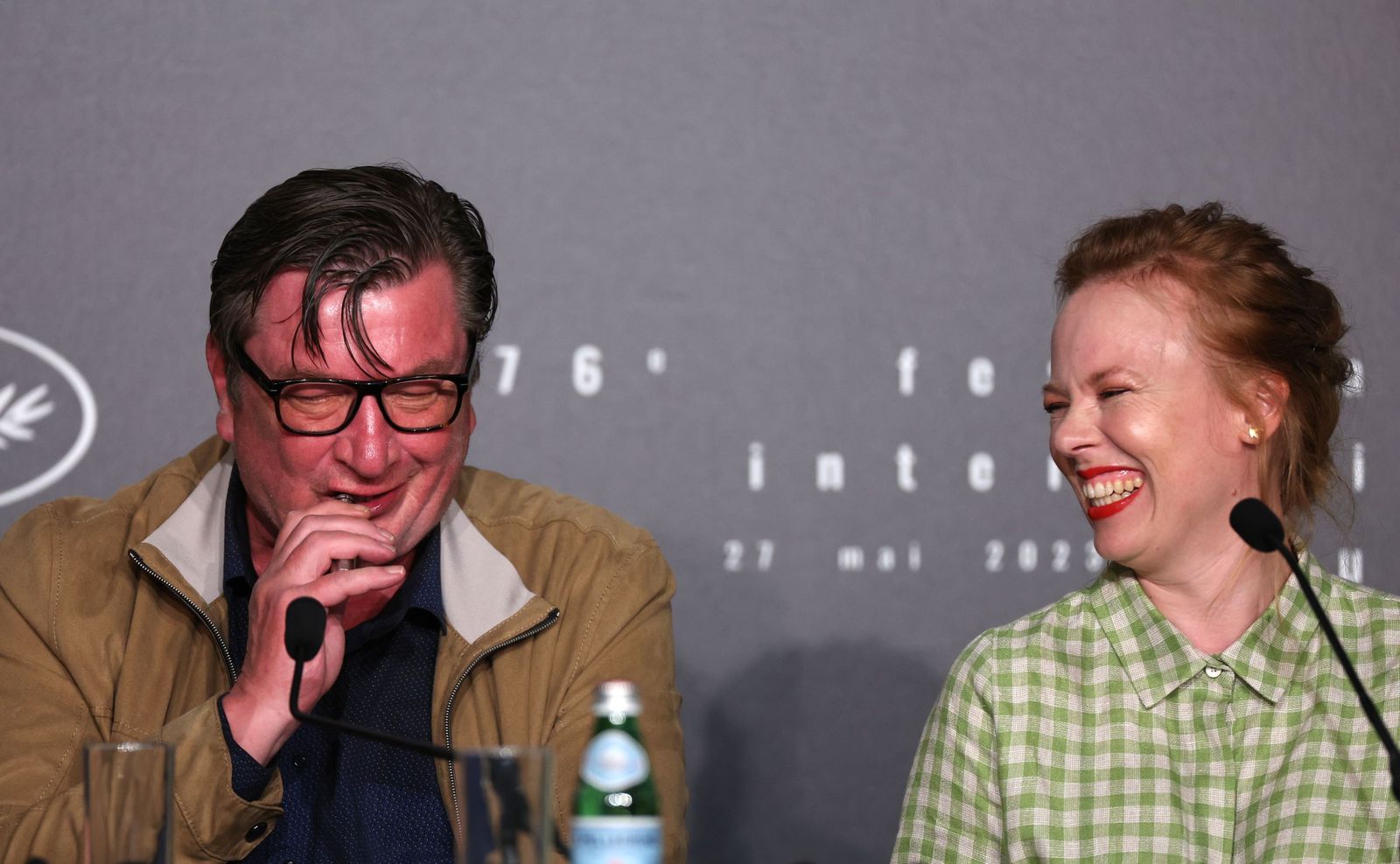 Aki Kaurismaki y la actriz Alma Poysti, en la rueda de prensa en Cannes.