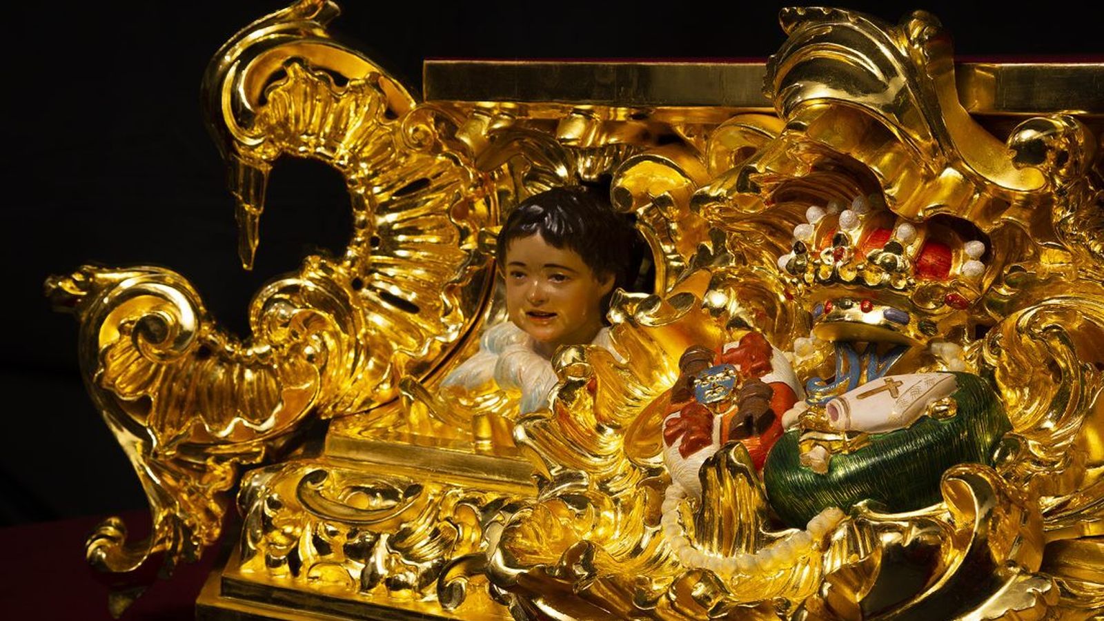 Detalle de la nueva peana de cultos para la Virgen del Rosario