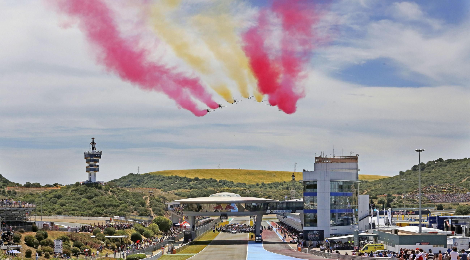 Espectaculares fotos de las acrobacias de la Patrulla Águila: cuatro décadas surcando los cielos