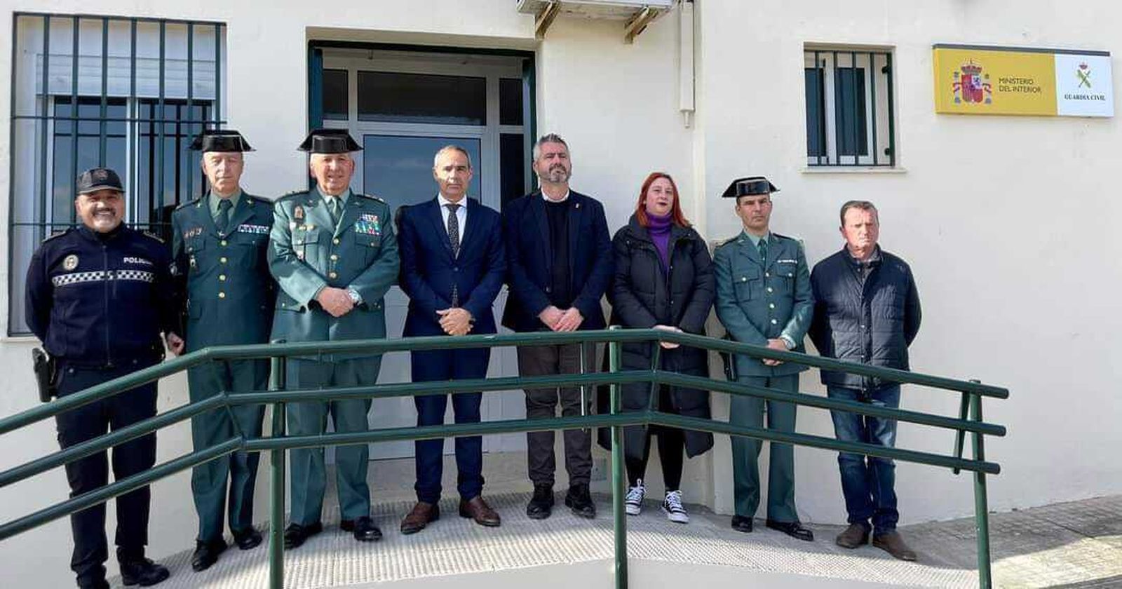 Las autoridades ante las puertas de las nuevas dependencias de la Guardia Civil.