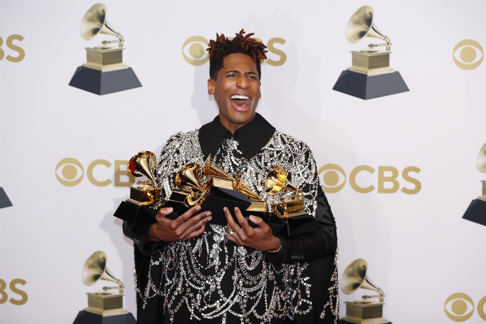 Jon Batiste, con los cuatro Grammy que obtuvo en la edición 2022 de los premios