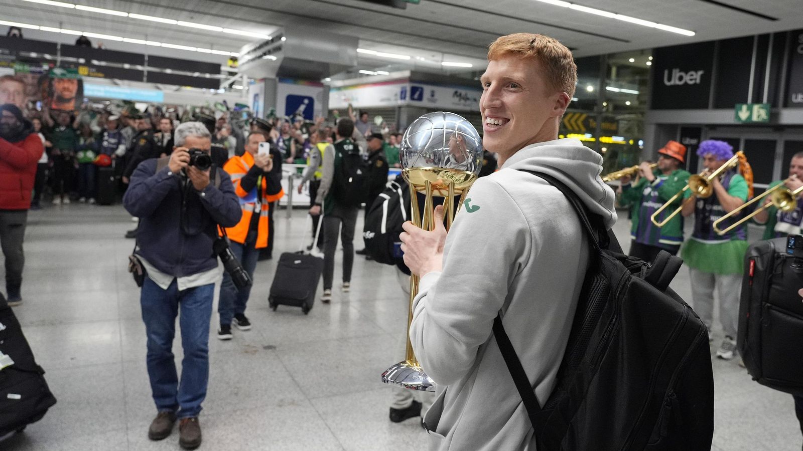 Alegría y éxtasis en la llegada del Unicaja al aeropuerto