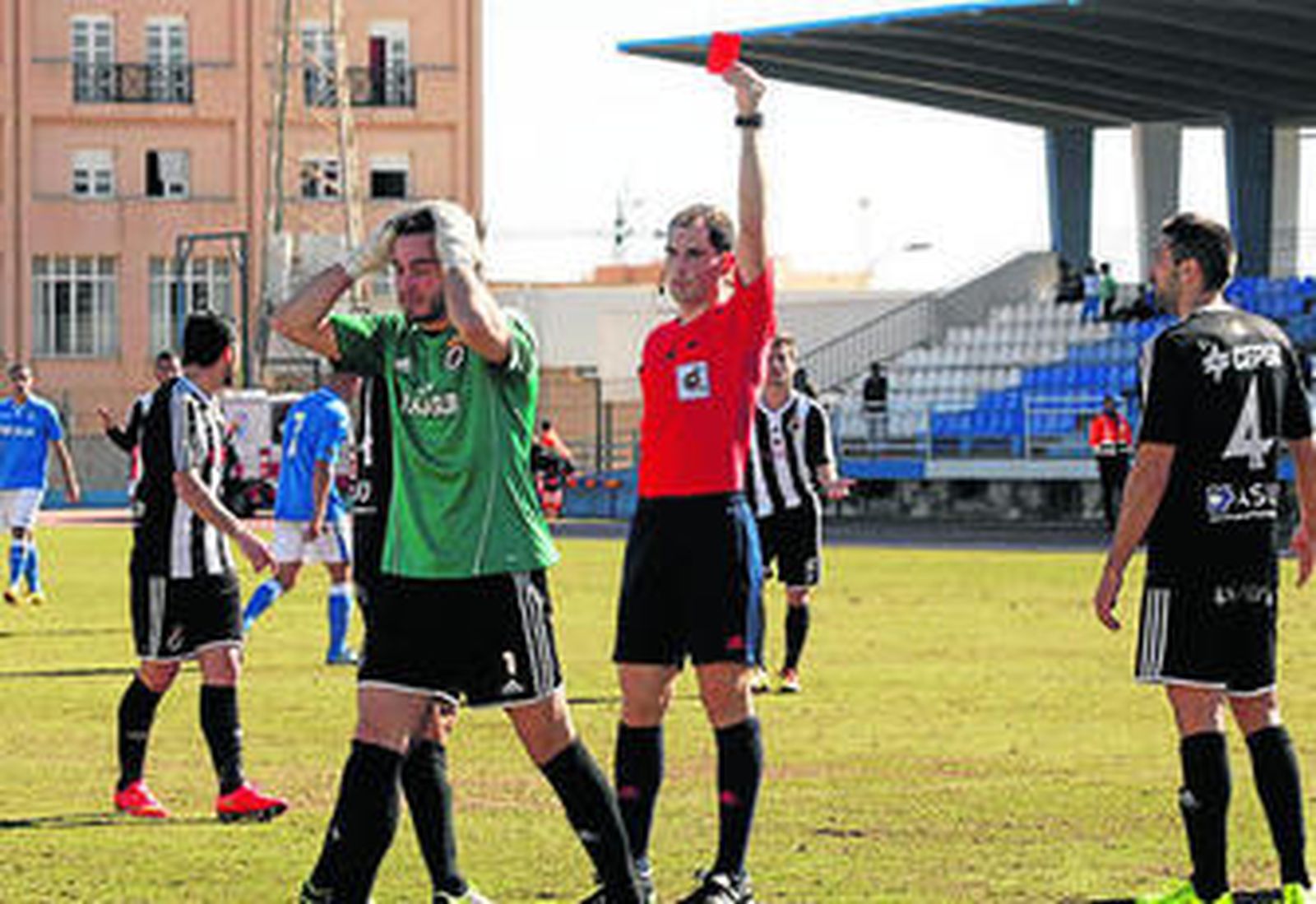 Muñoz Piedra expulsa a Lolo Soler en Melilla, en enero de 2015.