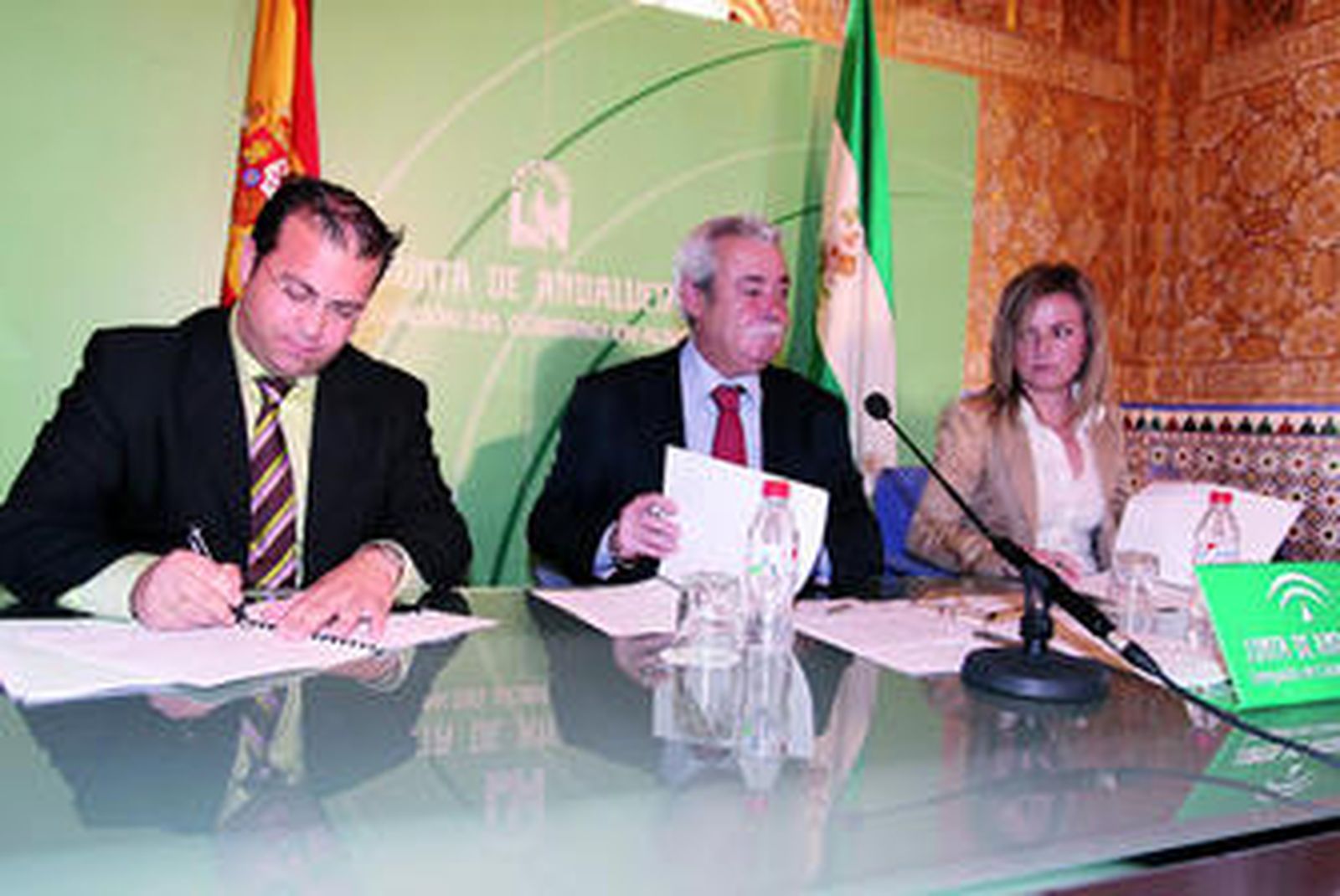 El alcalde de Alhama de Almería, el delegado de Vivienda y la primer teniente alcalde de Berja.