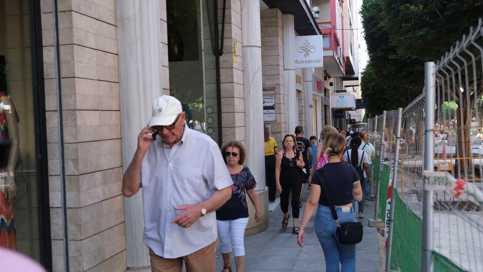 Ciudadanos paseando por las calles de Almería.