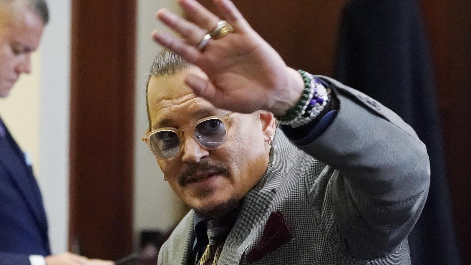 Johnny Depp saluda a sus fans a su llegada al juzgado.