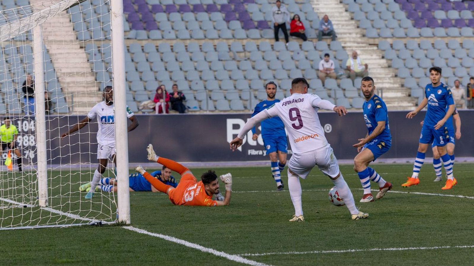 Fernando remacha a la red la asistencia en bandeja de Dalto.