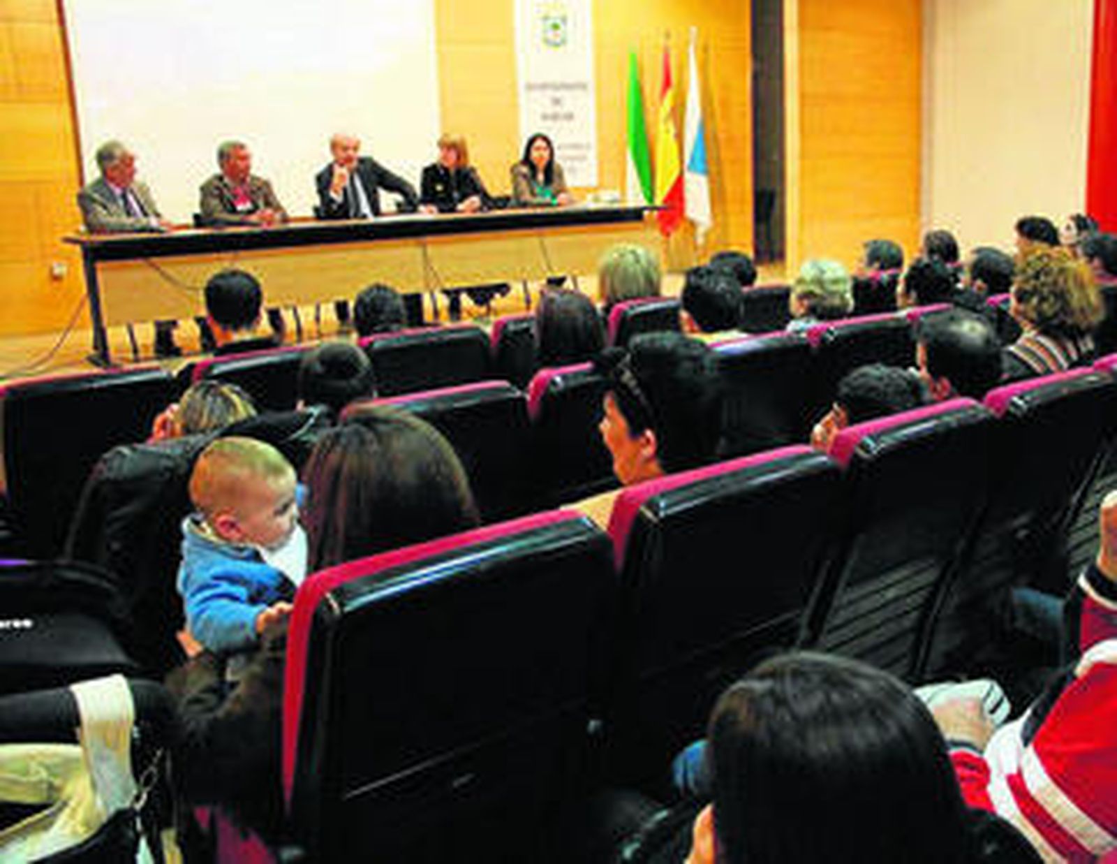 El alcalde clausuró ayer la Escuela de Padres que organiza la Concejalía de Familia.