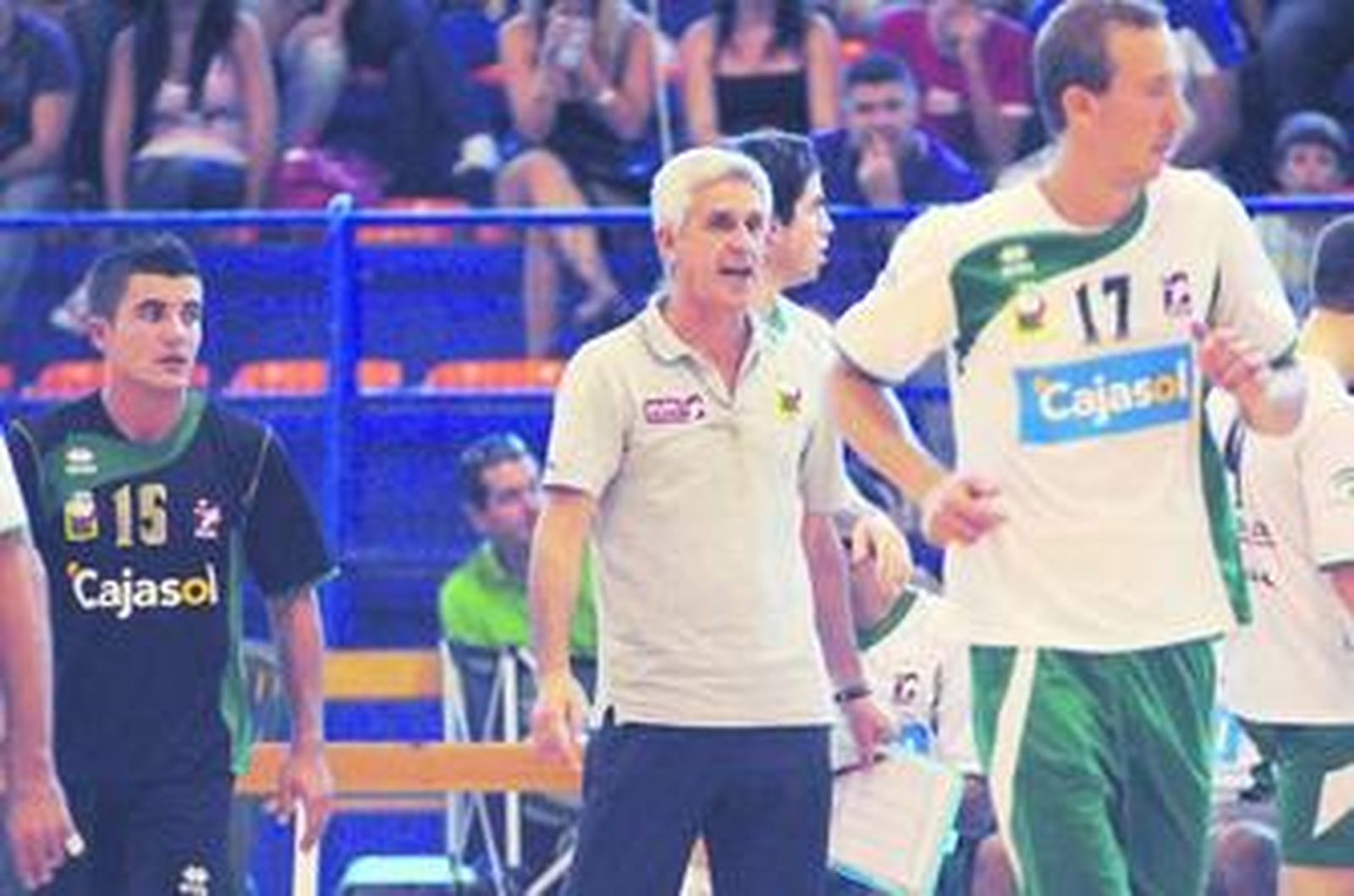 Serrano se dirige a Meerstein durante el partido del sábado.