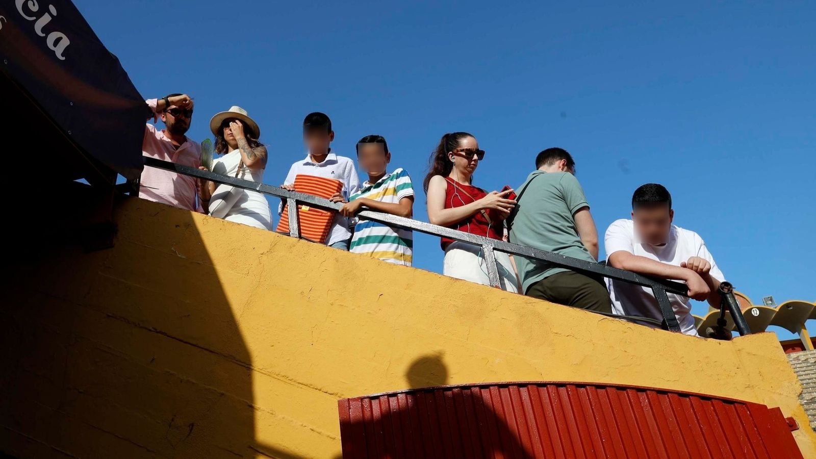 Niños esperan a que arranque un paseíllo en la plaza de toros de Algeciras.