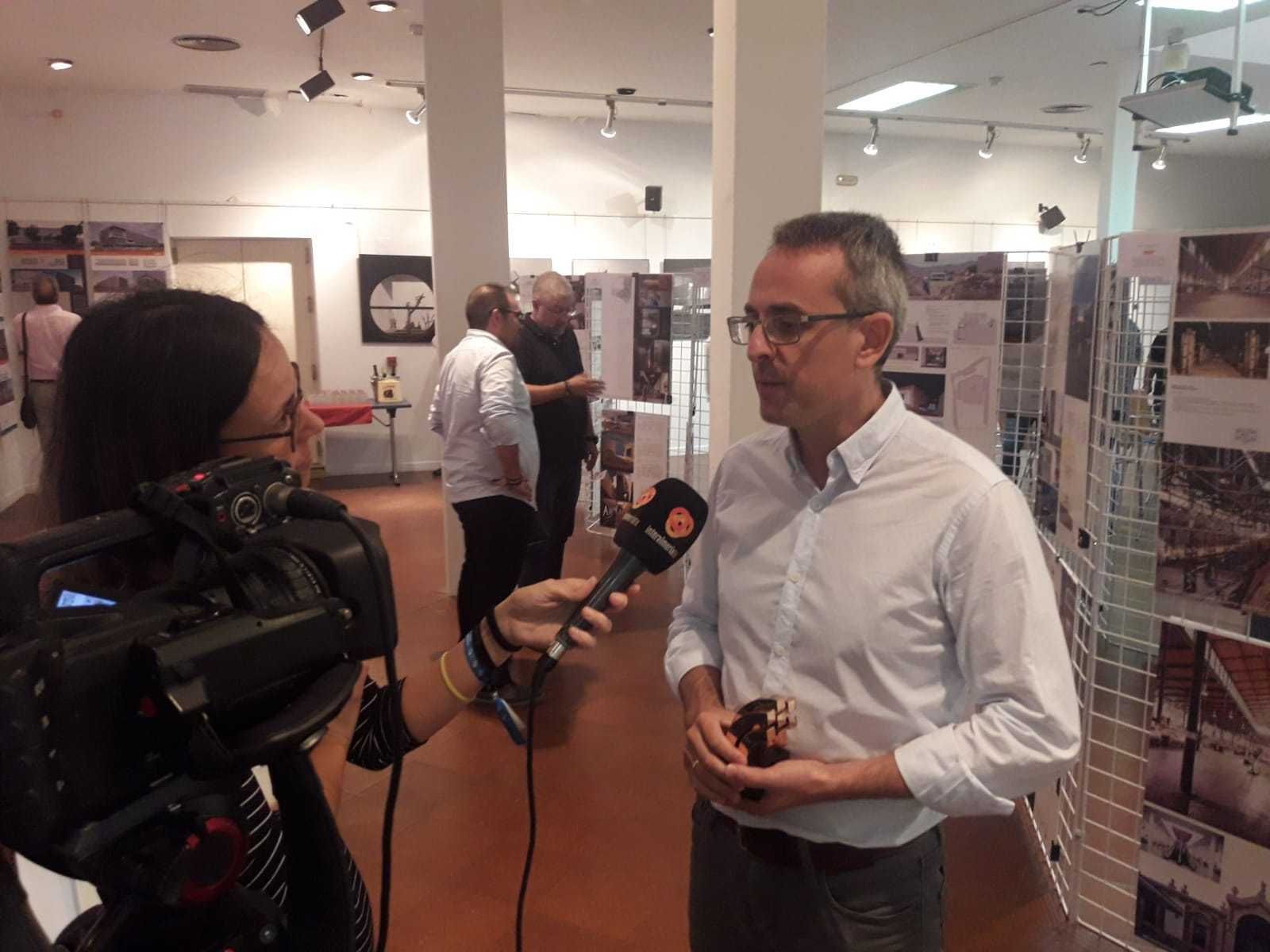 El decano José Díaz atiende a los medios de comunicación, ayer durante la inauguración de la exposición.