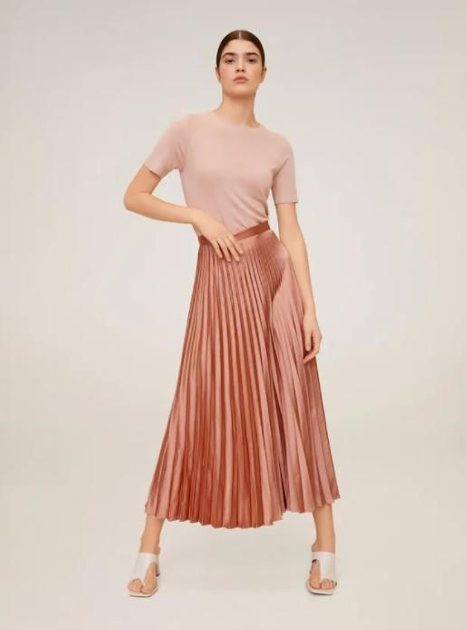 La falda midi plisada de Mango outlet súper rebajada. La falda midi plisada de Mango outlet súper rebajada.