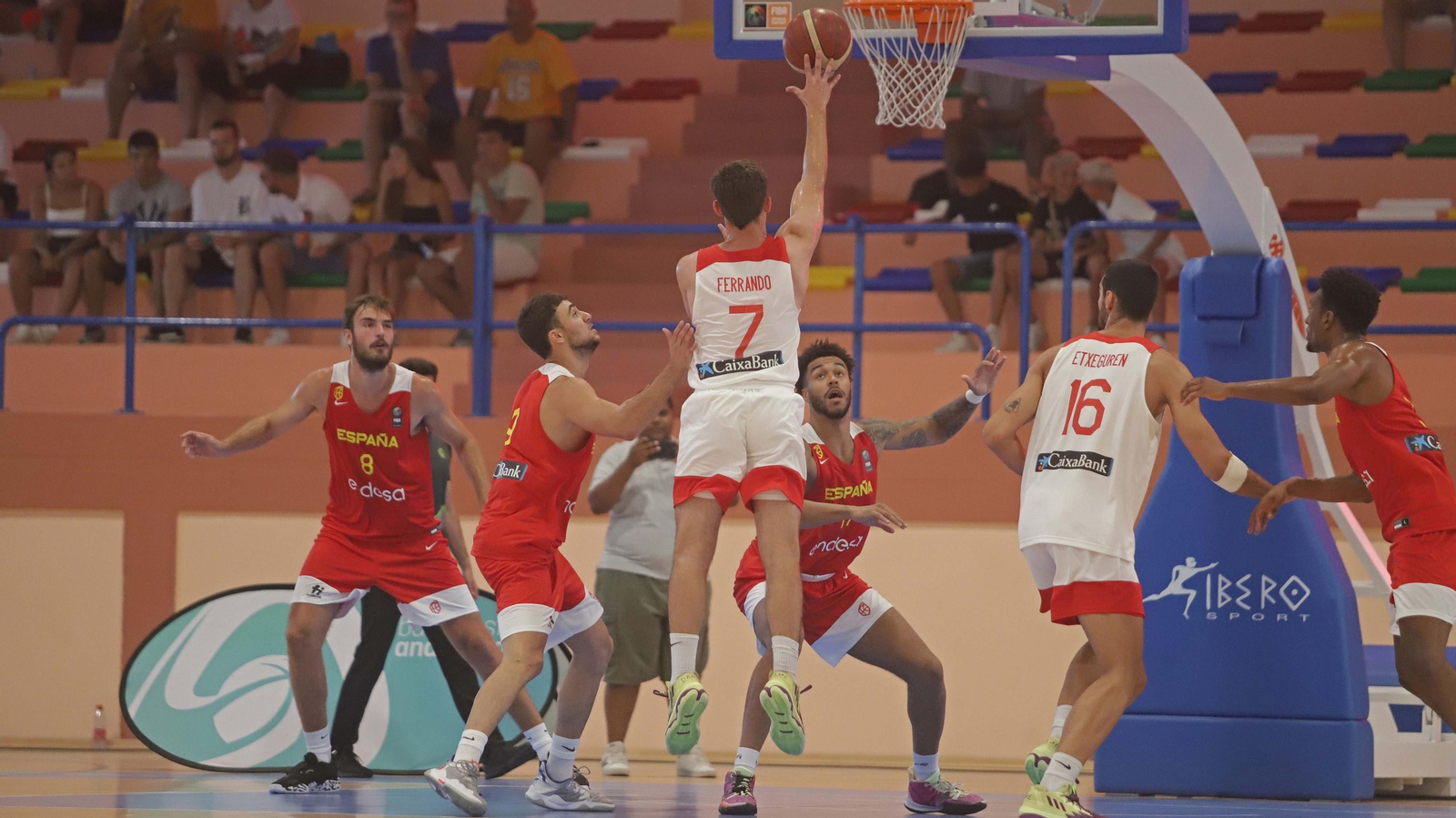 Fotos del segundo partido de baloncesto entre España sub-20 y España sub-22 en La Línea