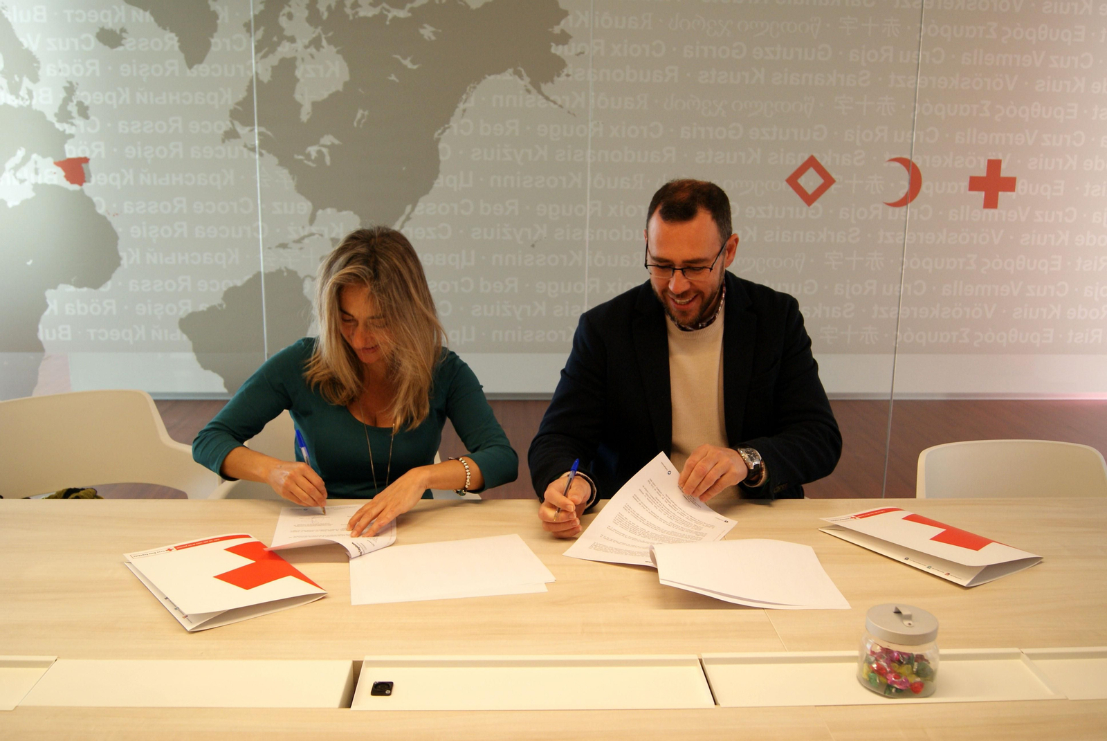 Cándida Ruiz y Jesús Tamayo en la firma del acuerdo.