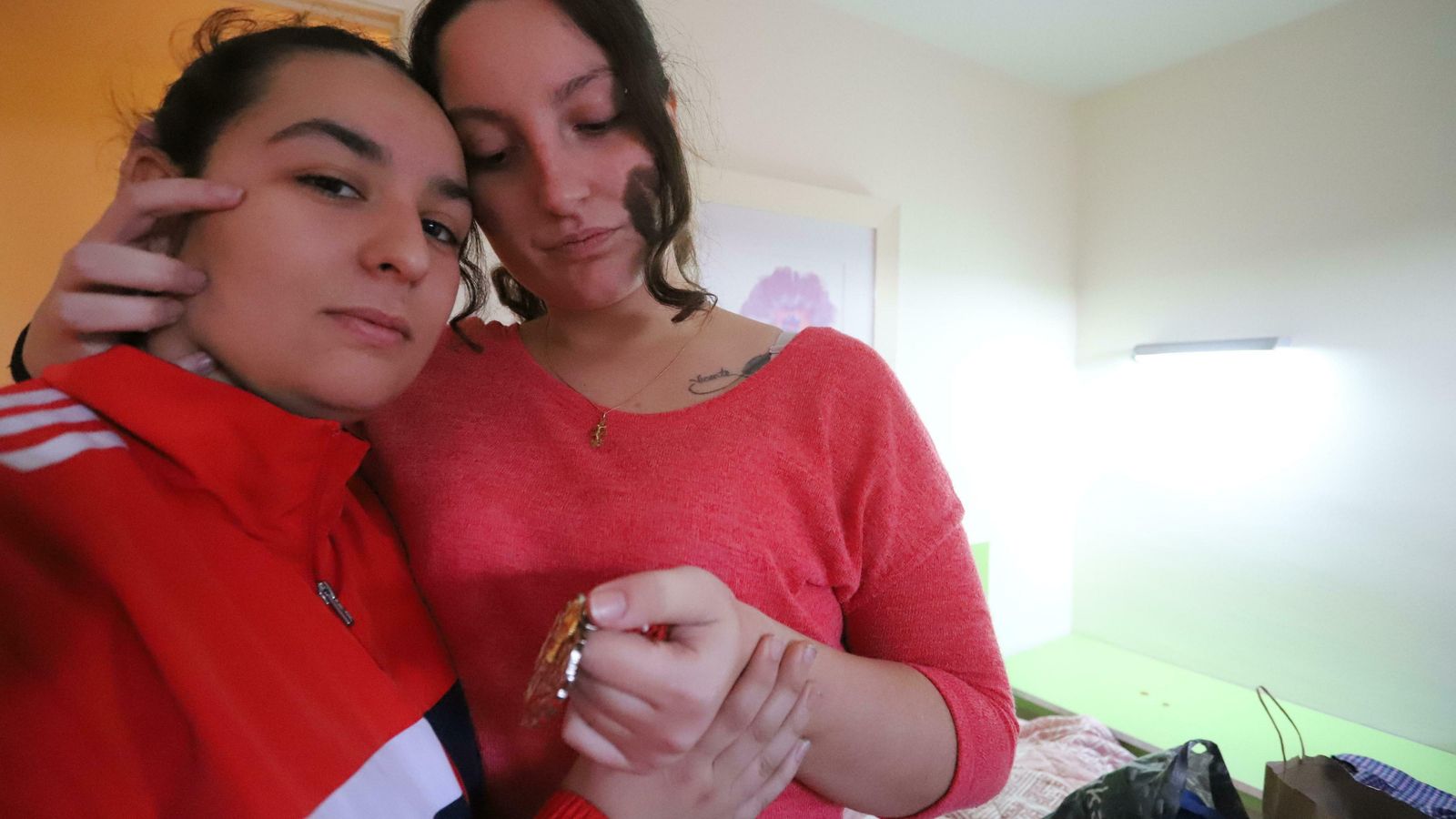 Natalia acompaña a Patricia, que observa la medalla del Perdón de su hermana Noelia. Natalia acompaña a Patricia, que observa la medalla del Perdón de su hermana Noelia.