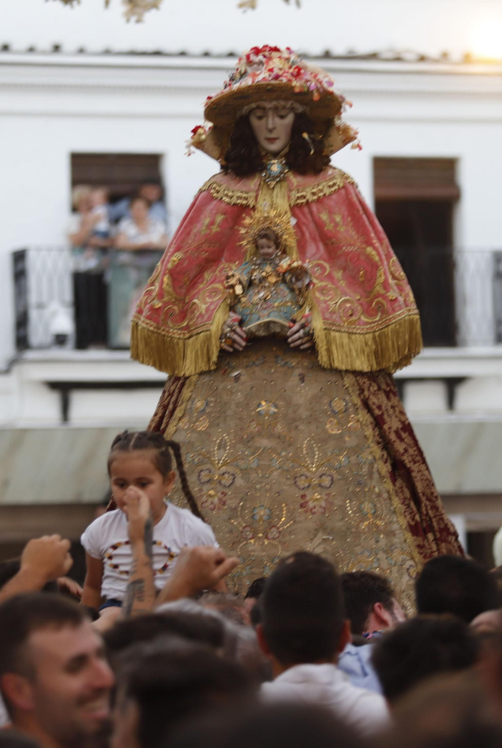 La Virgen del Rocío recorre las calles de Almonte hacia el Chaparral para el inicio del Camino de los Llanos