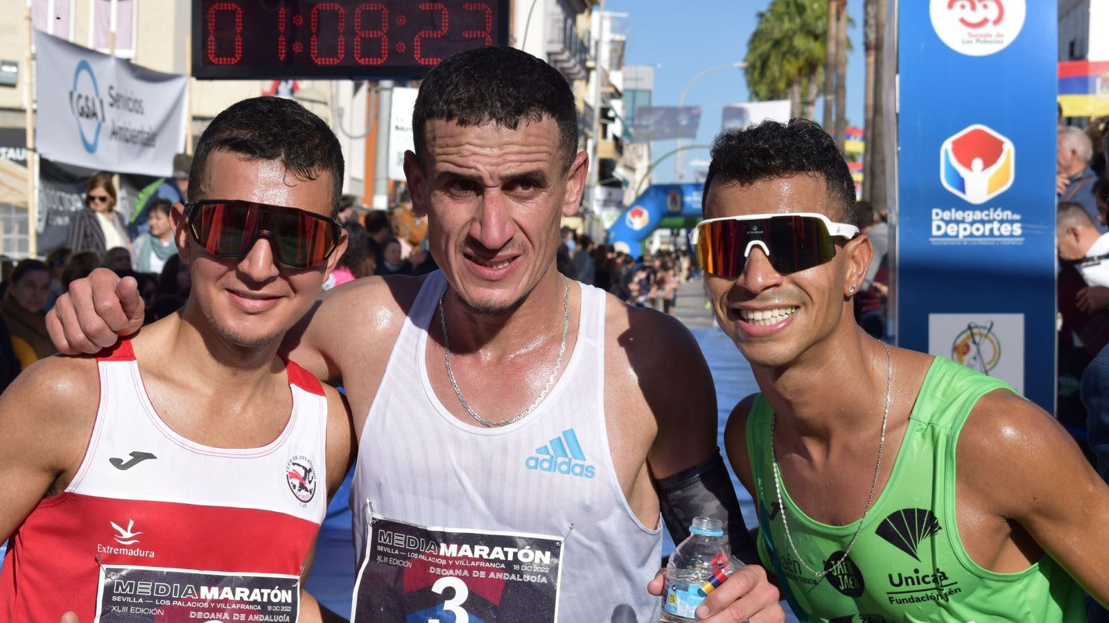Los tres atletas marroquíes que coparon el podio de la Media Maratón de Los Palacios.