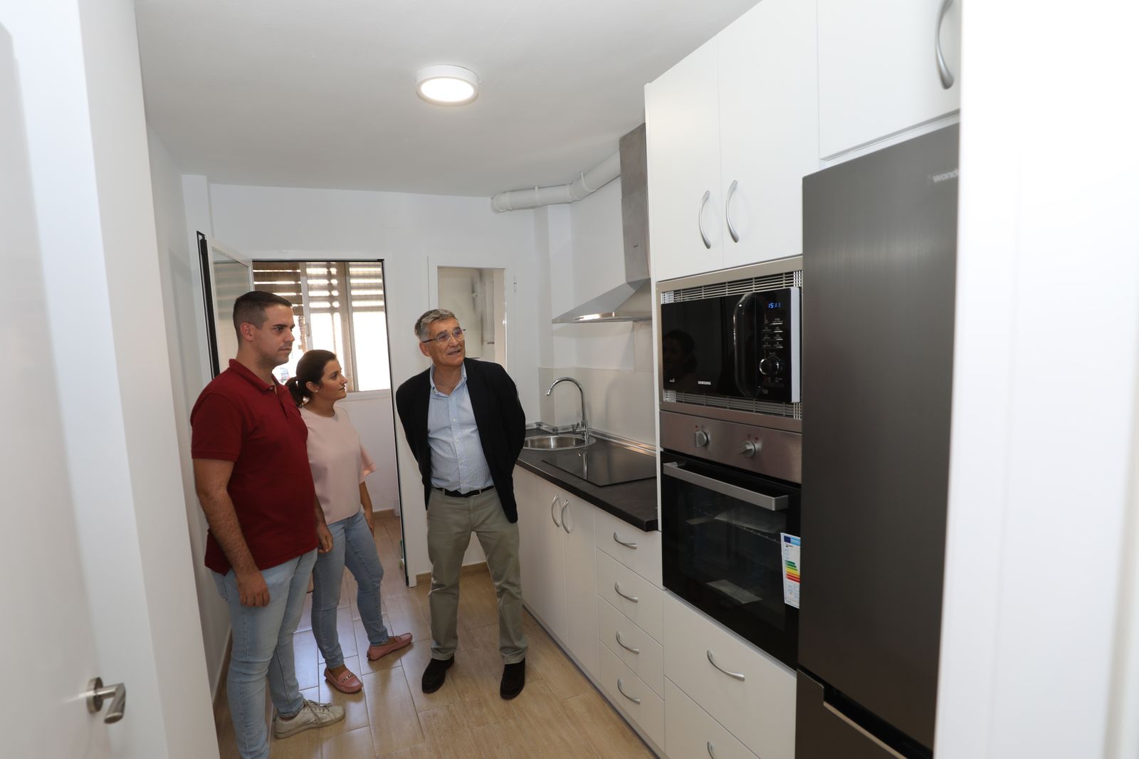 La visita institucional a uno de los pisos reformados en la calle San Javier de San Pedro.