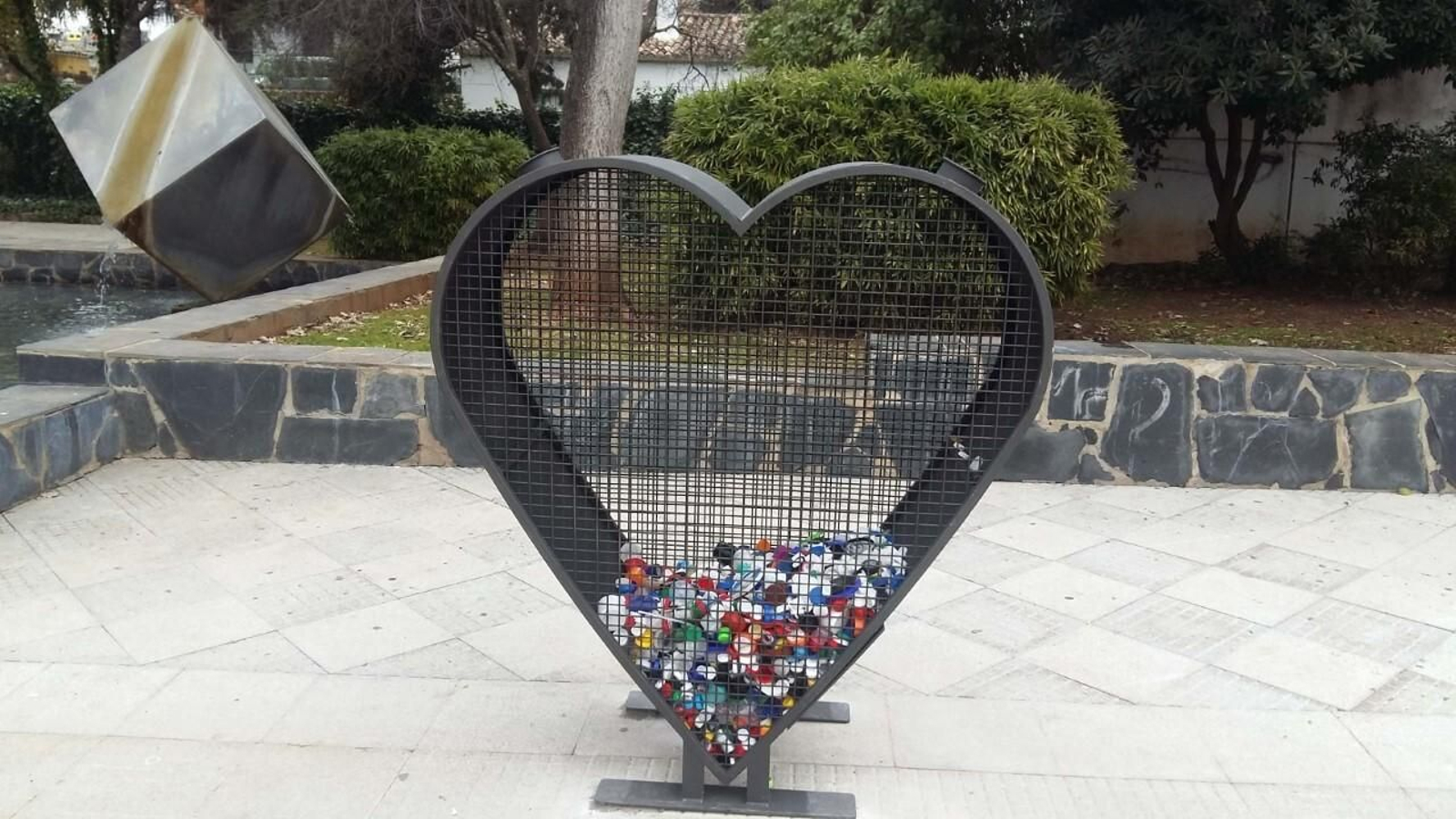 Uno de los corazones solidarios instalados en la Gran Vía de Aracena.