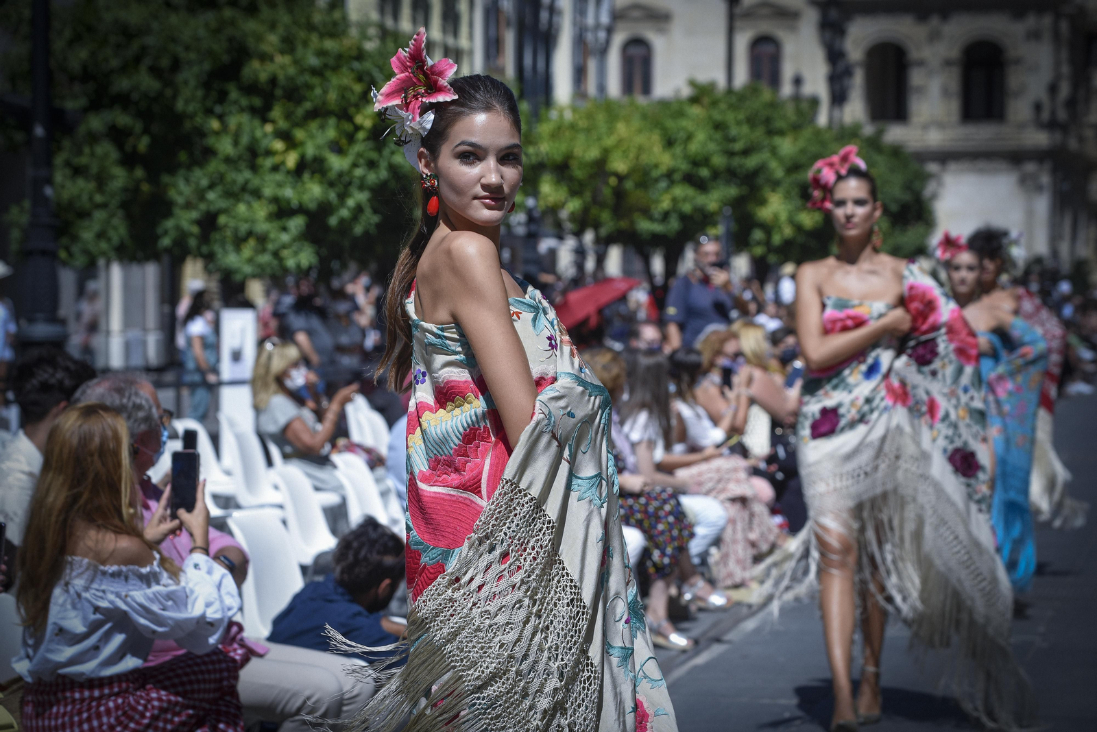 El desfile de moda flamenca de la Avenida de la Constitución, en imágenes