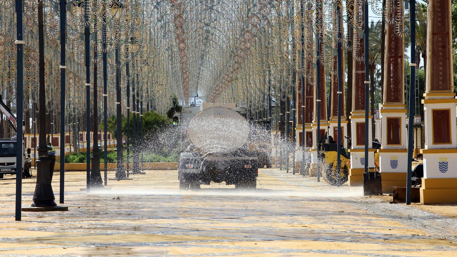 Camiones riegan el albero de la Feria.