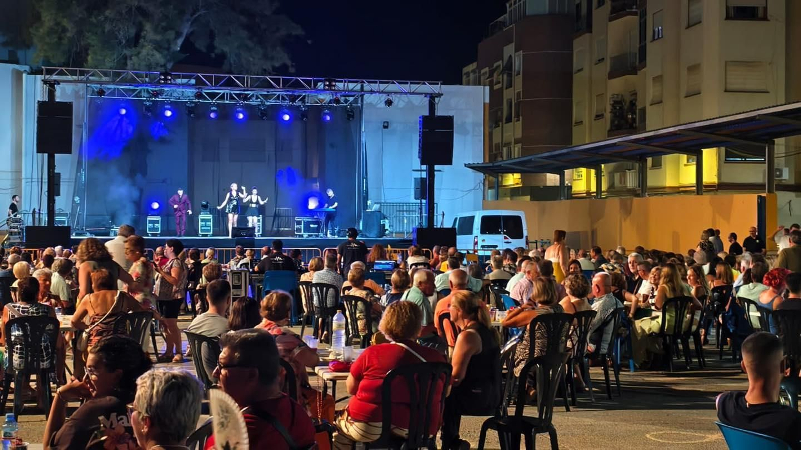 El Polideportivo San Fernando se llenó el pasado sábado para disfrutar de 'Las canciones de tu vida' con El Guateque.