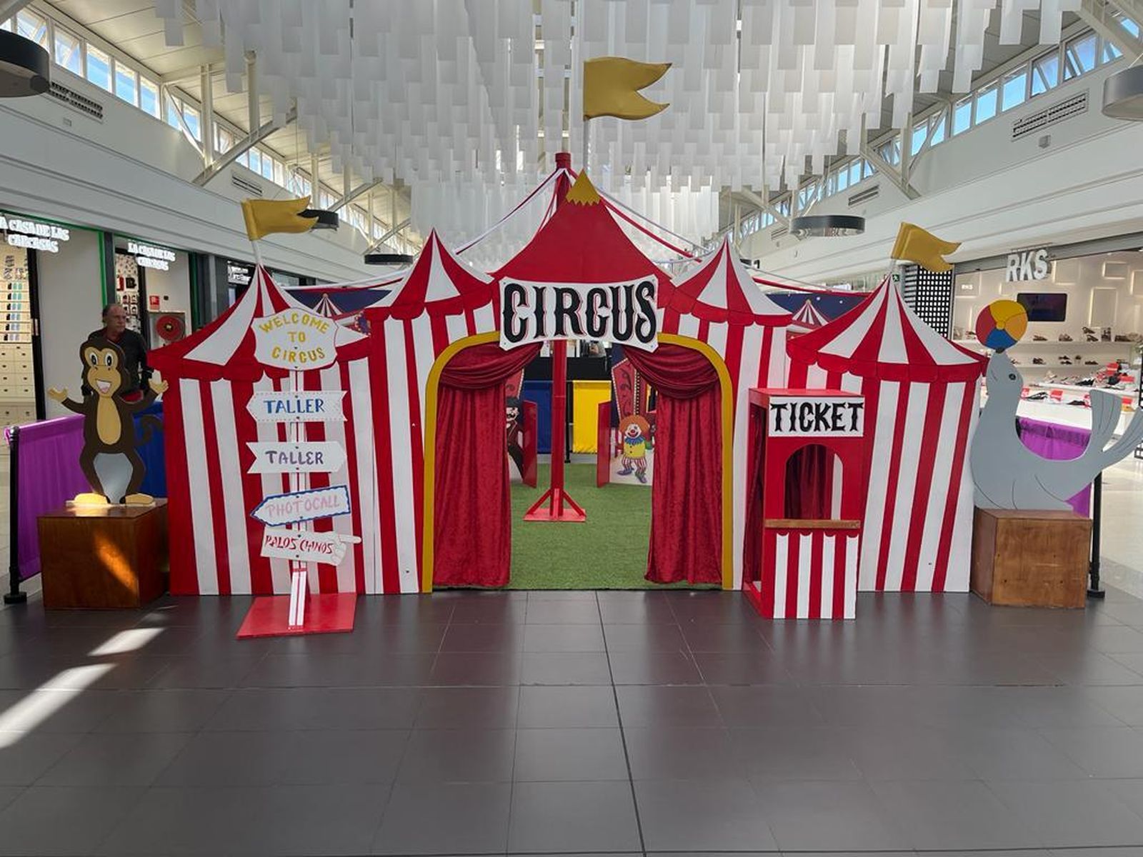 El Paseo se viste de circo y organiza varios talleres infantiles.