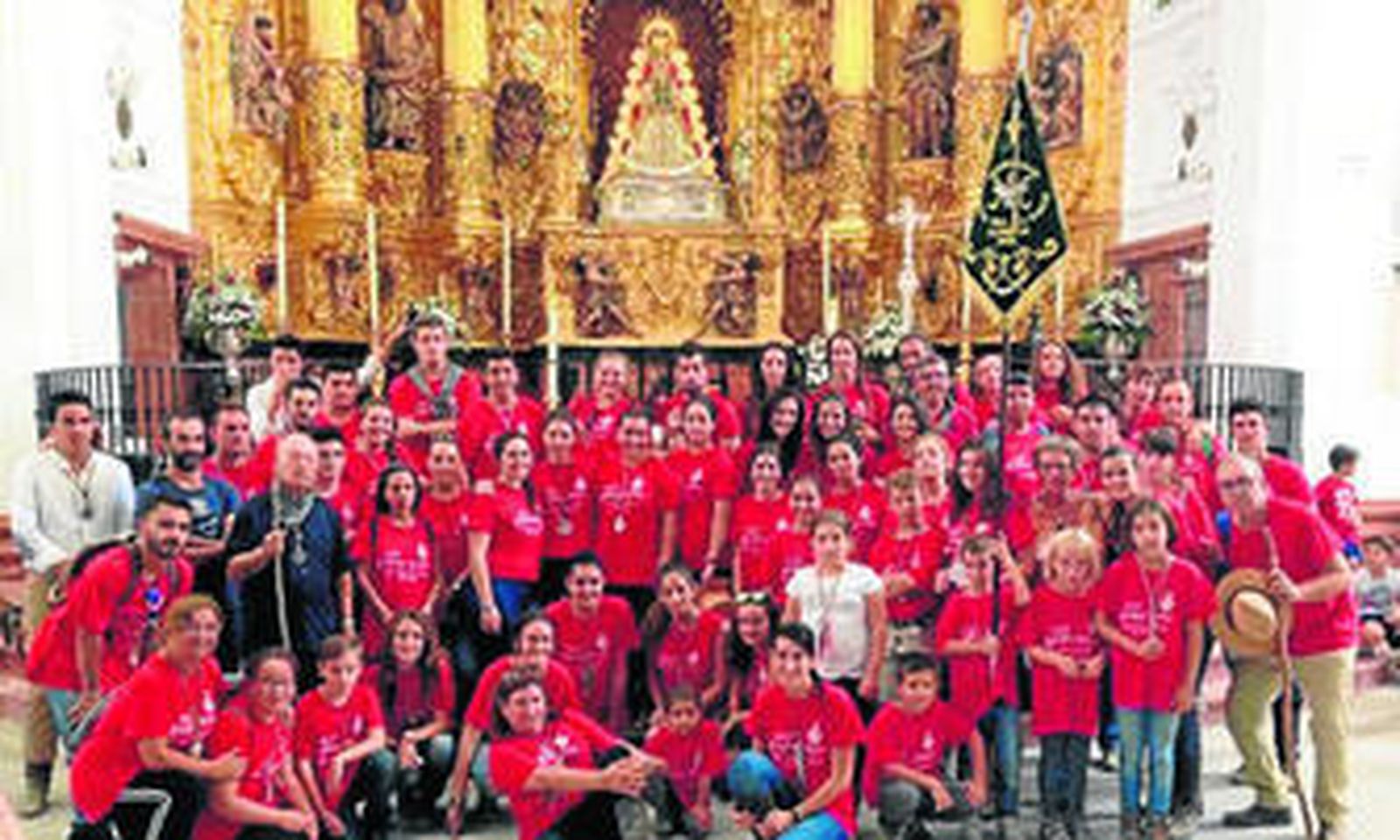 La juventud almeriense delante de la Virgen del Rocío tras concluir su camino.
