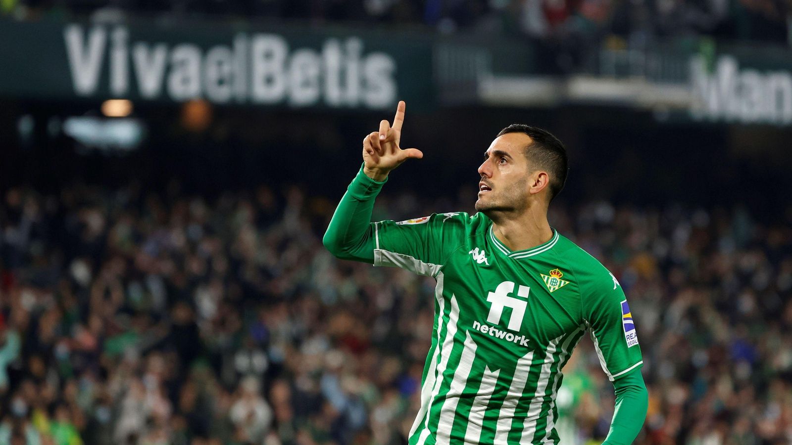 El delantero malagueño Juanmi celebra un gol ante la Real Sociedad.