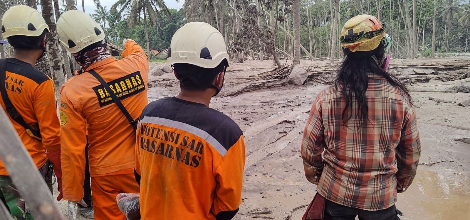 La erupción del volcán Semeru cubre de ceniza varias zonas de Indonesia