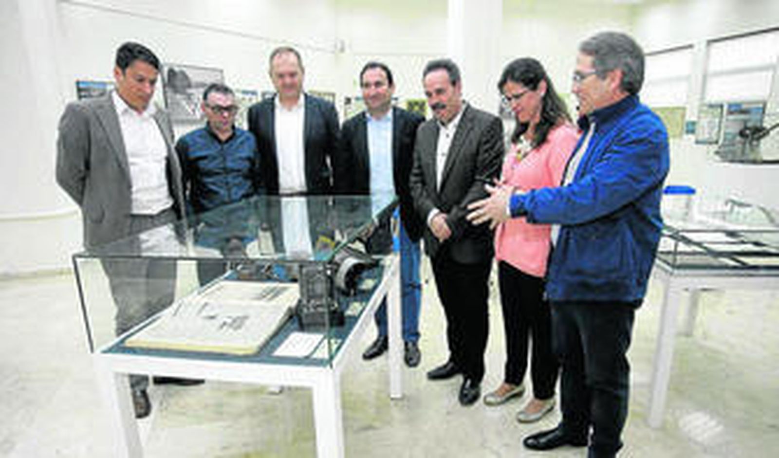 Alfredo Valdivia junto a Antonio Fernández, Indalecio Modesto, Pedro Perales, José Guerrero y Francisca Cruz en la muestra.
