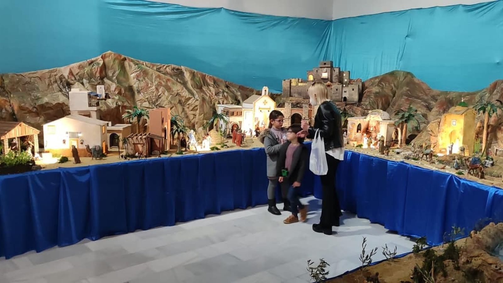 Belén Monumental instalado por la hermandad.